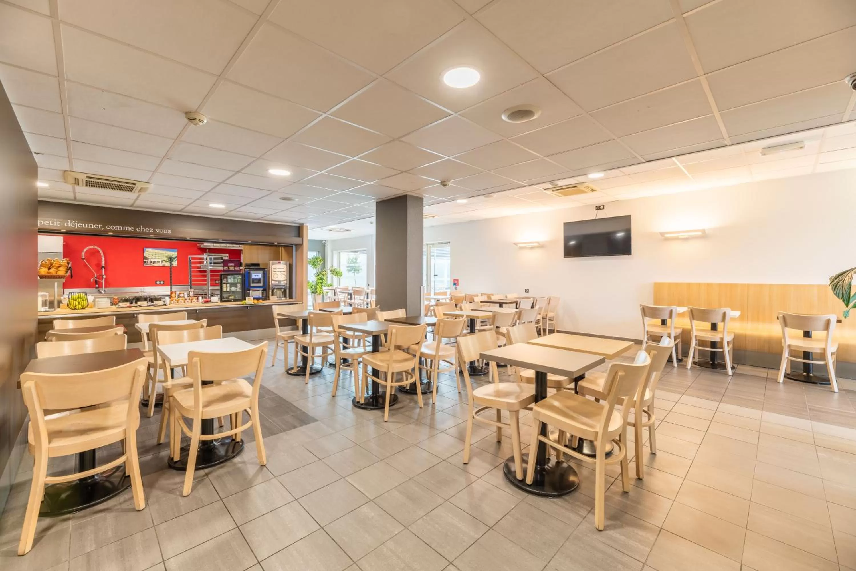 Buffet breakfast in B&B HOTEL Lyon Sud États-Unis