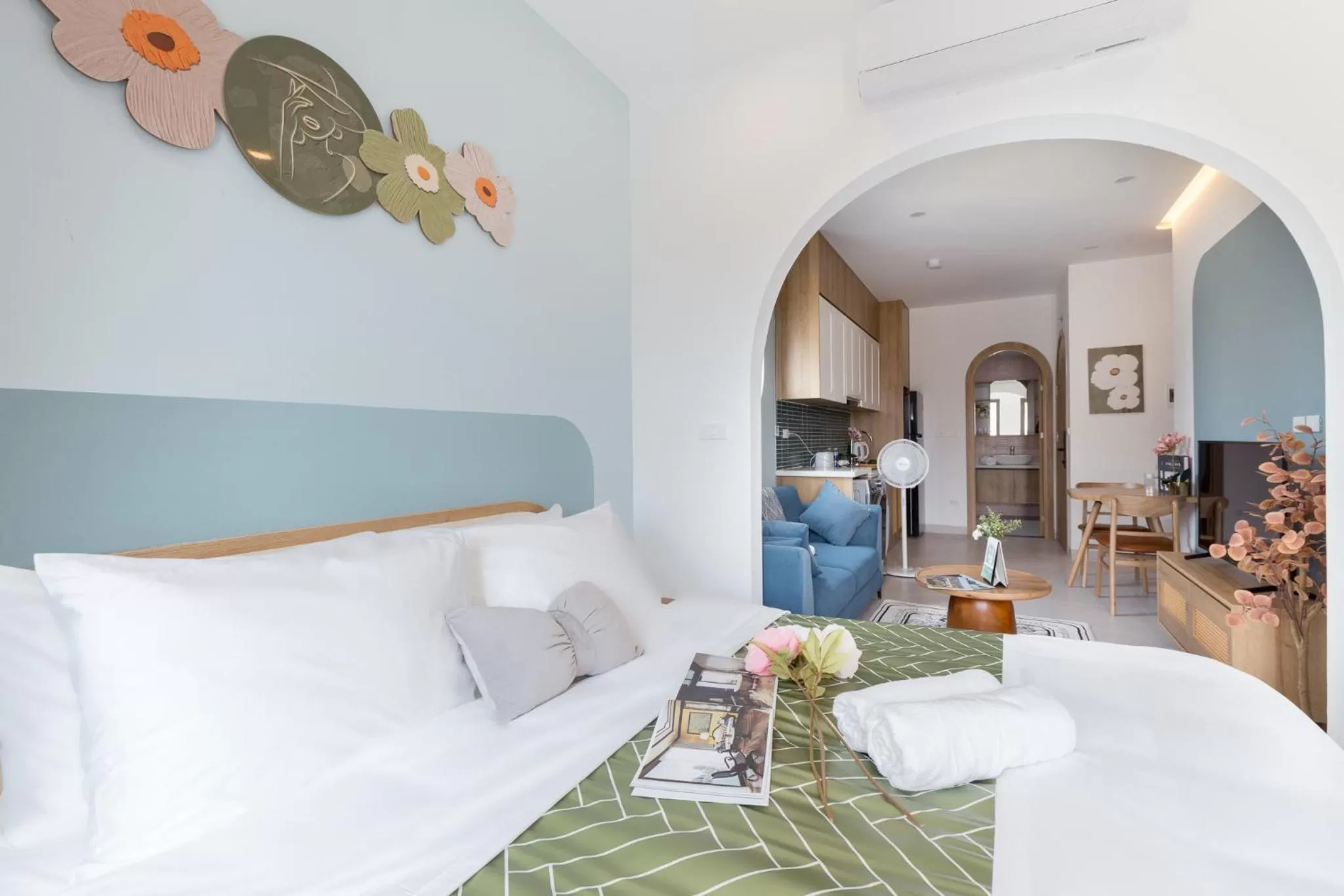 Photo of the whole room, Bed in Crescendo Boutique Studio