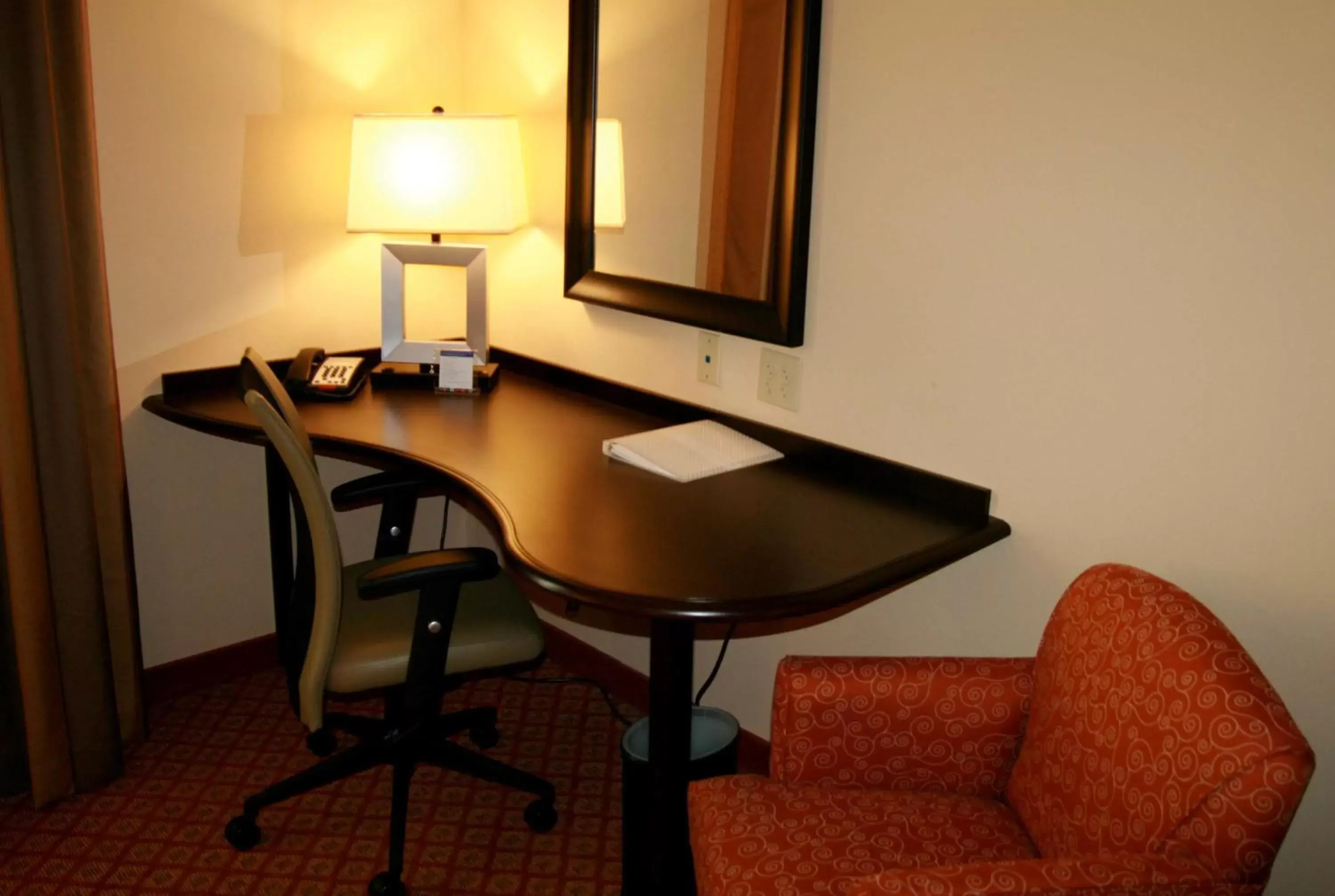 Bed, Seating Area in Hampton Inn & Suites Scottsboro