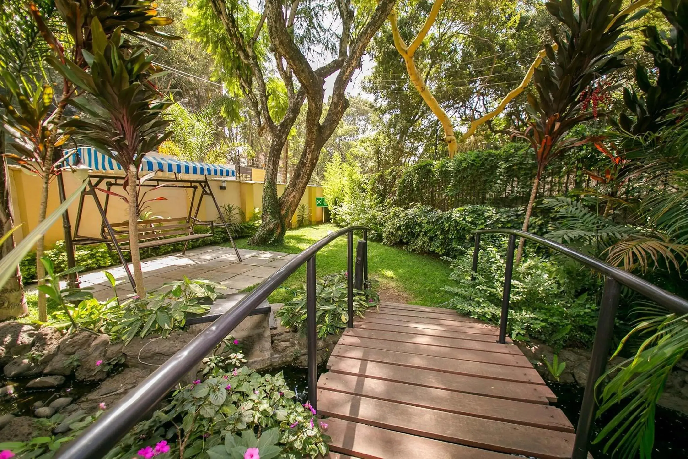 Garden in Waridi Paradise Hotel and Suites