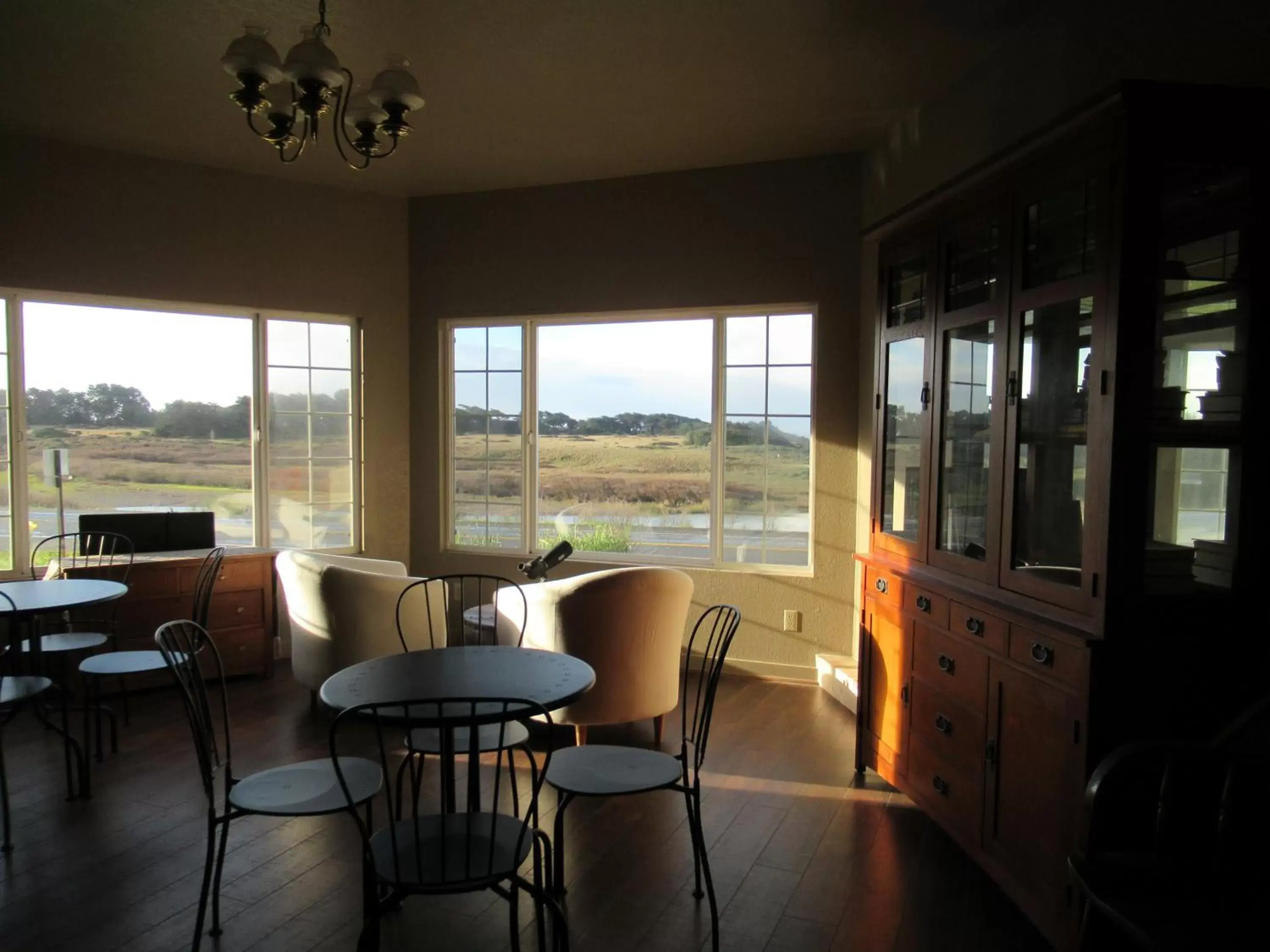 Communal lounge/ TV room in Gualala Country Inn