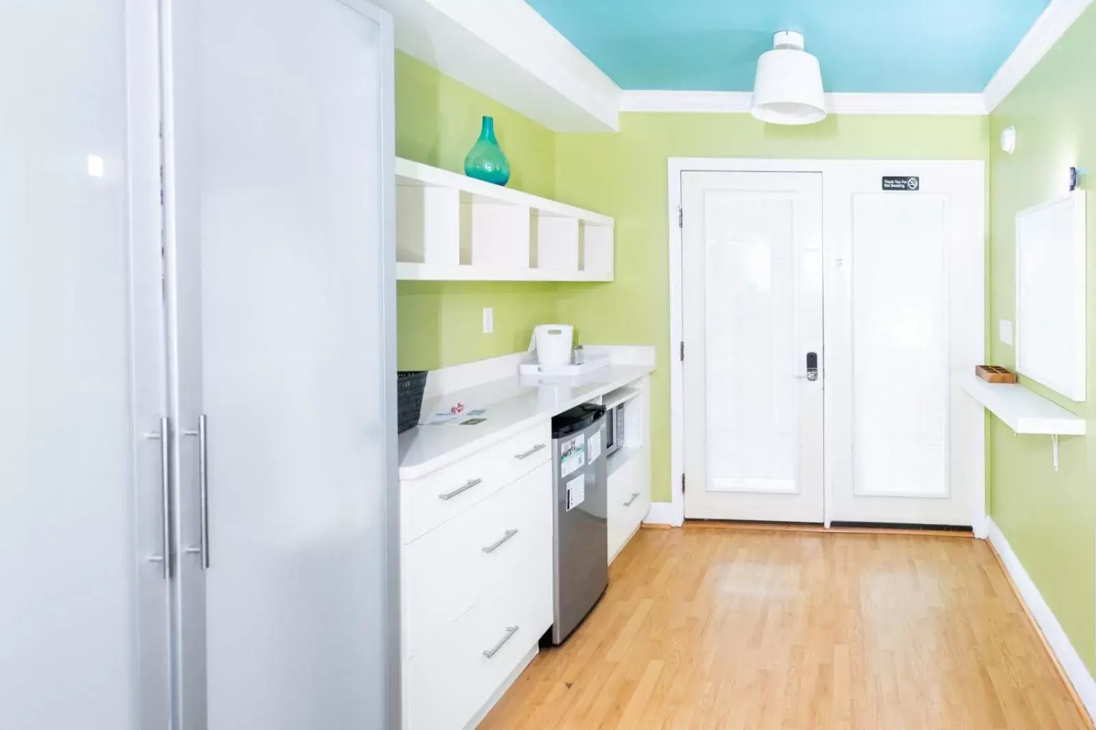 Kitchen/Kitchenette in Canalside Inn