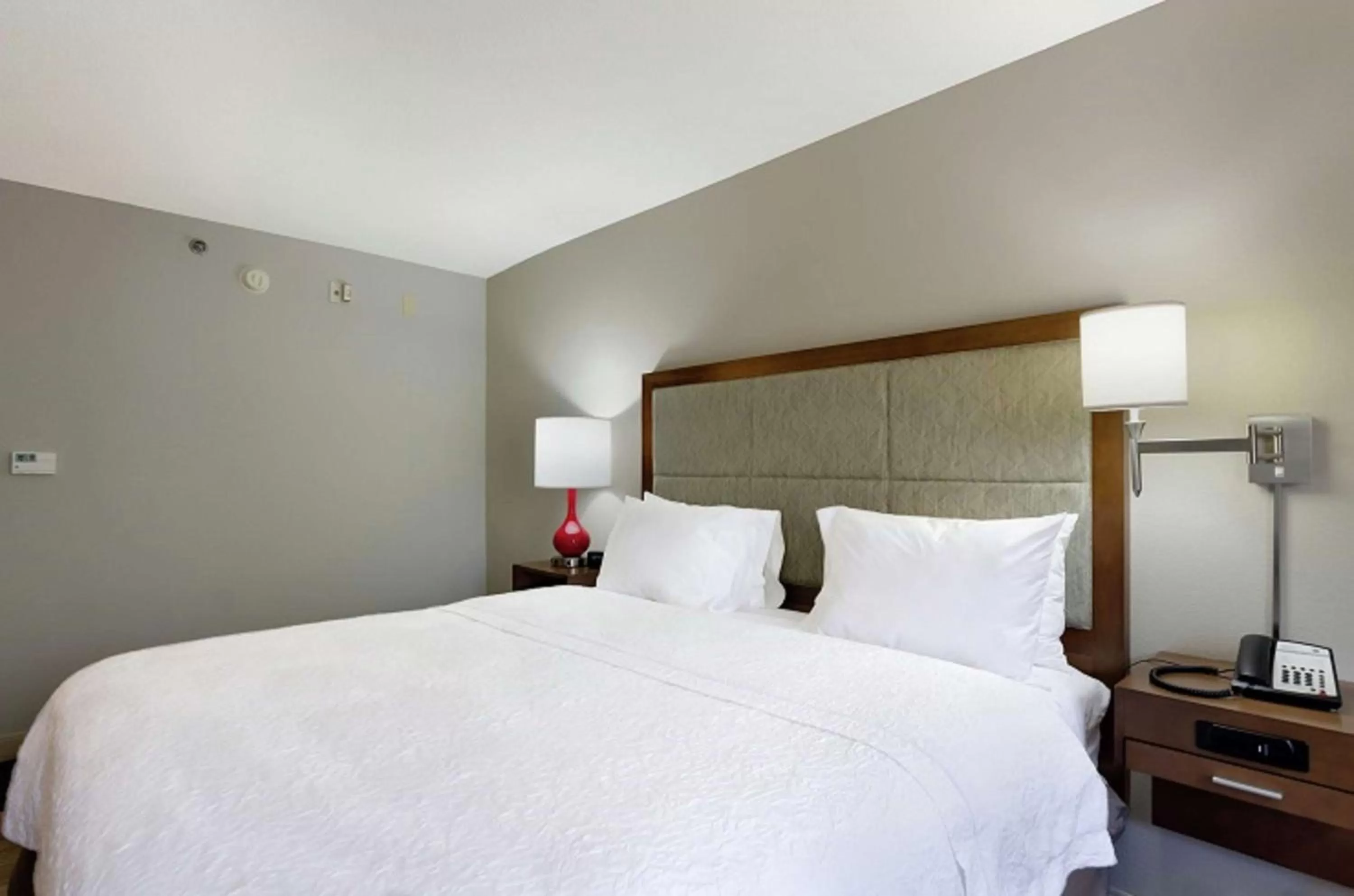 Bed in Hampton Inn Salem