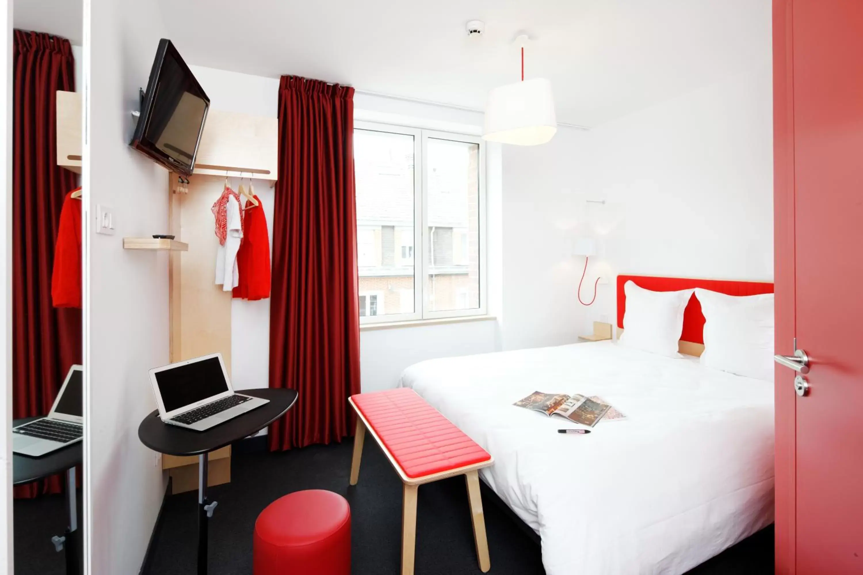 Photo of the whole room in ibis Styles Calais Centre
