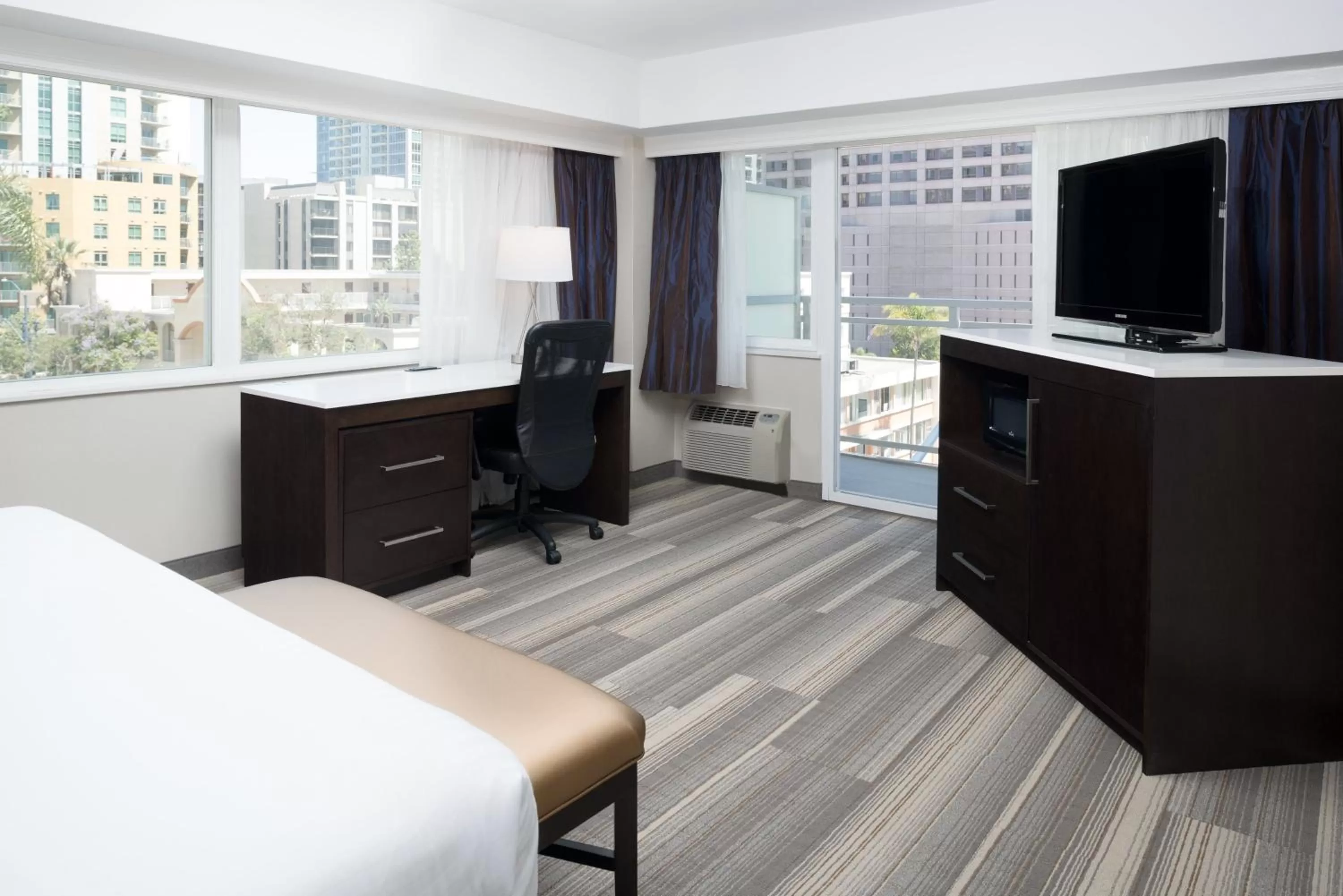 Photo of the whole room, Bed in Holiday Inn Express - Downtown San Diego by IHG