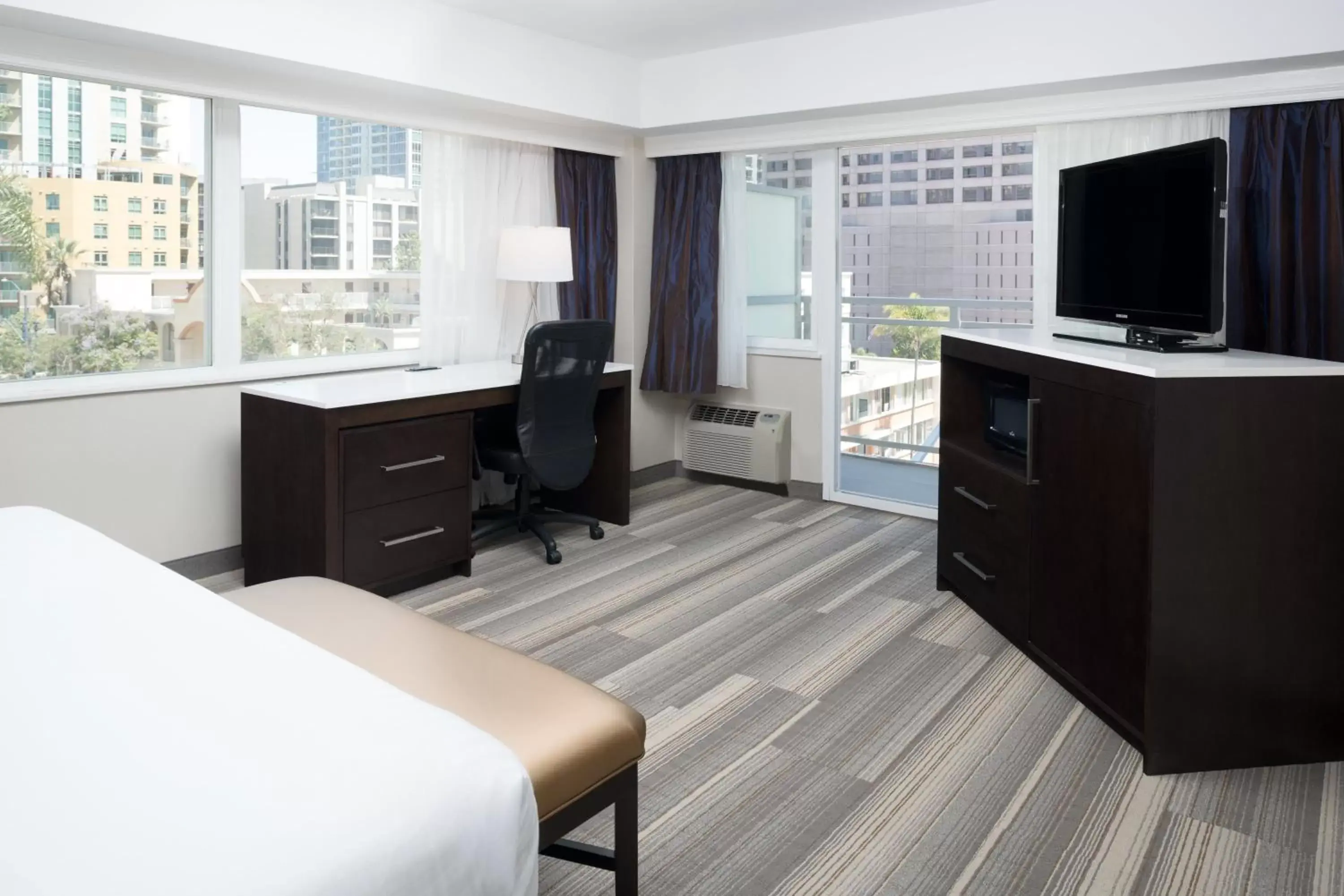 Photo of the whole room, TV/Entertainment Center in Holiday Inn Express - Downtown San Diego, an IHG Hotel