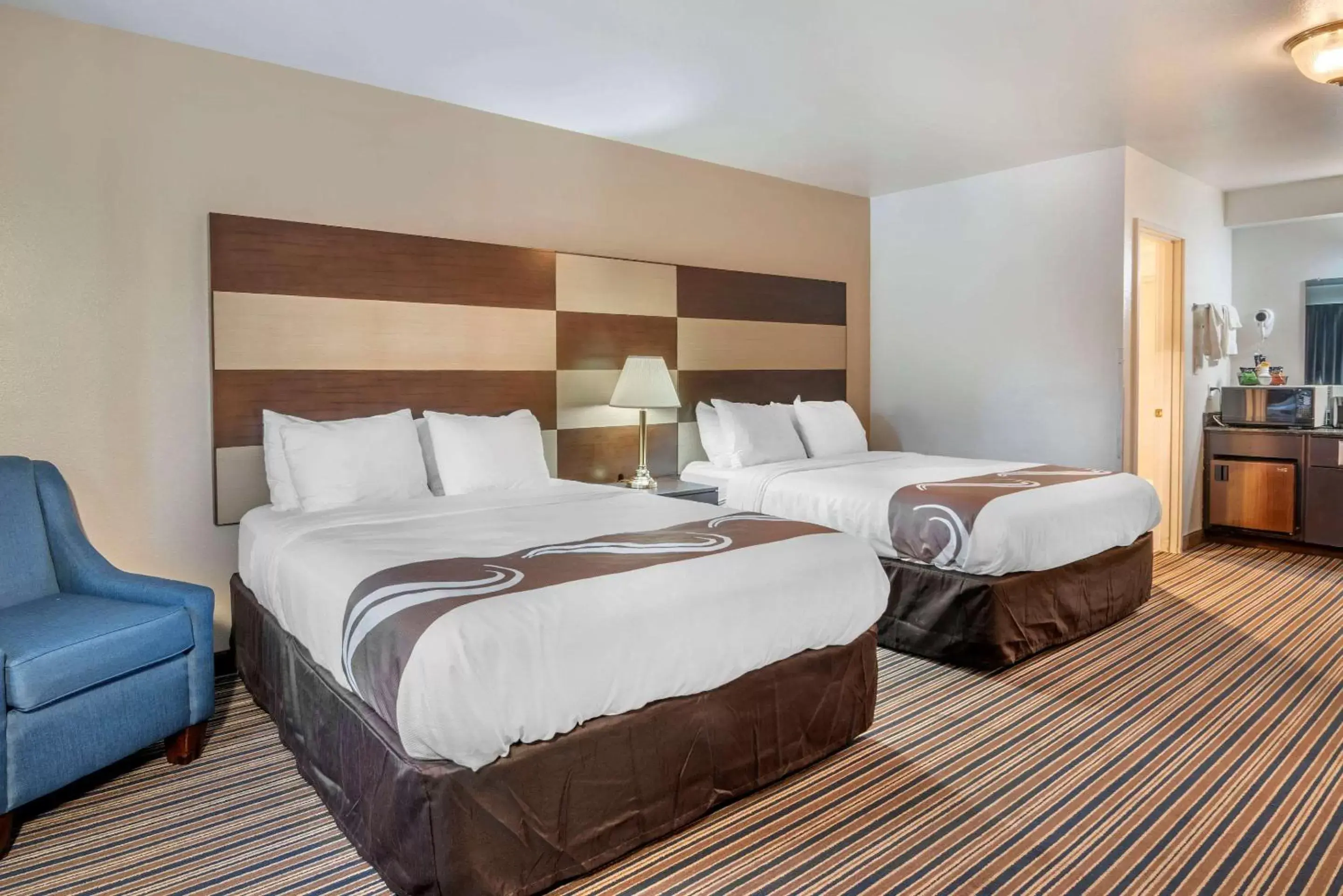 Queen Room with Two Queen Beds - Non-Smoking in Quality Inn Central Roseburg Queen Room with Two Queen Beds - Non-Smoking in Quality Inn Central Roseburg