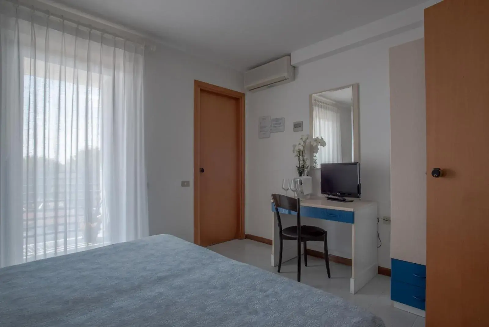 Bedroom, TV/Entertainment Center in Hotel Sirenetta