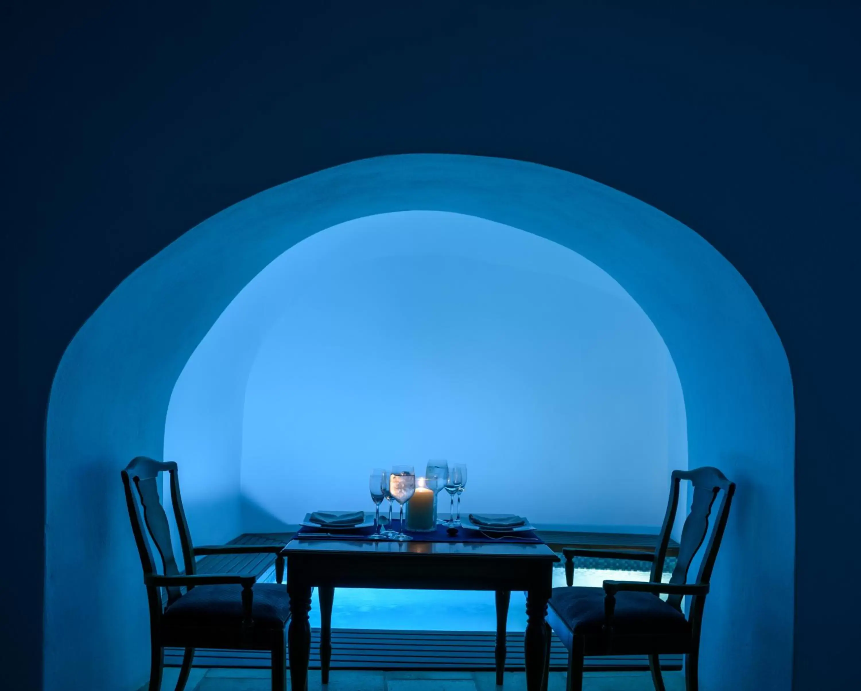 Hot Tub, Dining Area in Nefeles Luxury Suites