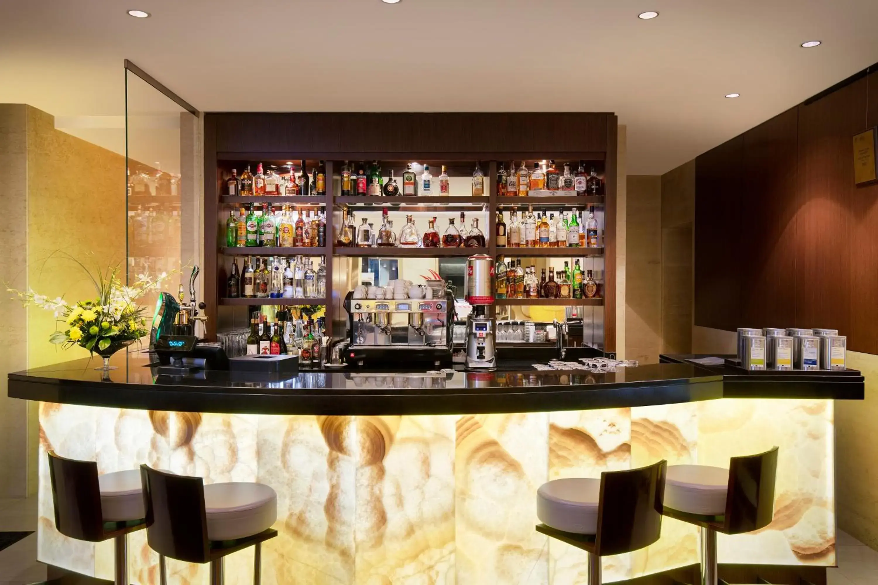 Restaurant/places to eat, Lounge/Bar in Crowne Plaza Bucharest, an IHG Hotel