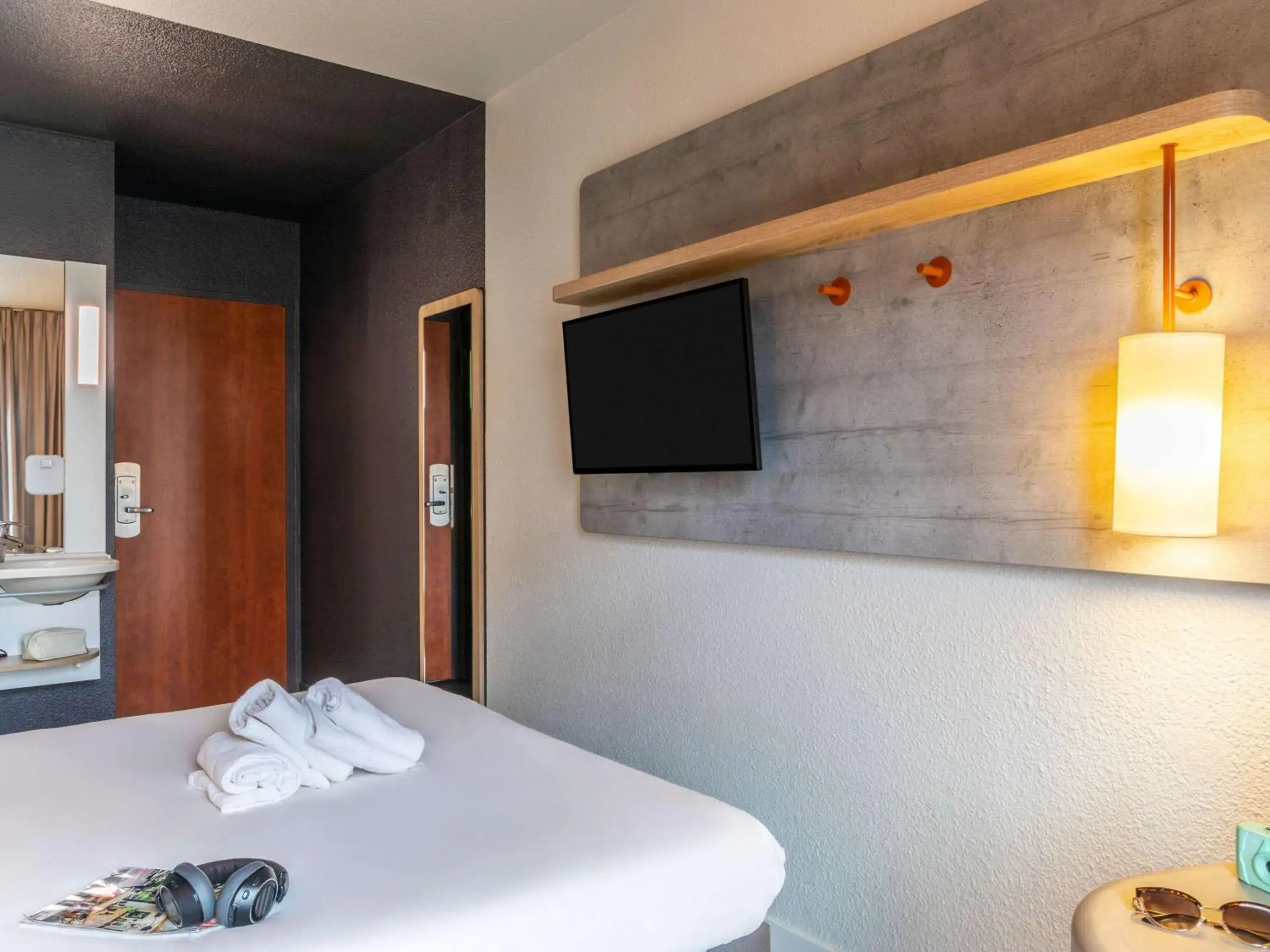 Bedroom, TV/Entertainment Center in ibis budget Paris Porte de Pantin