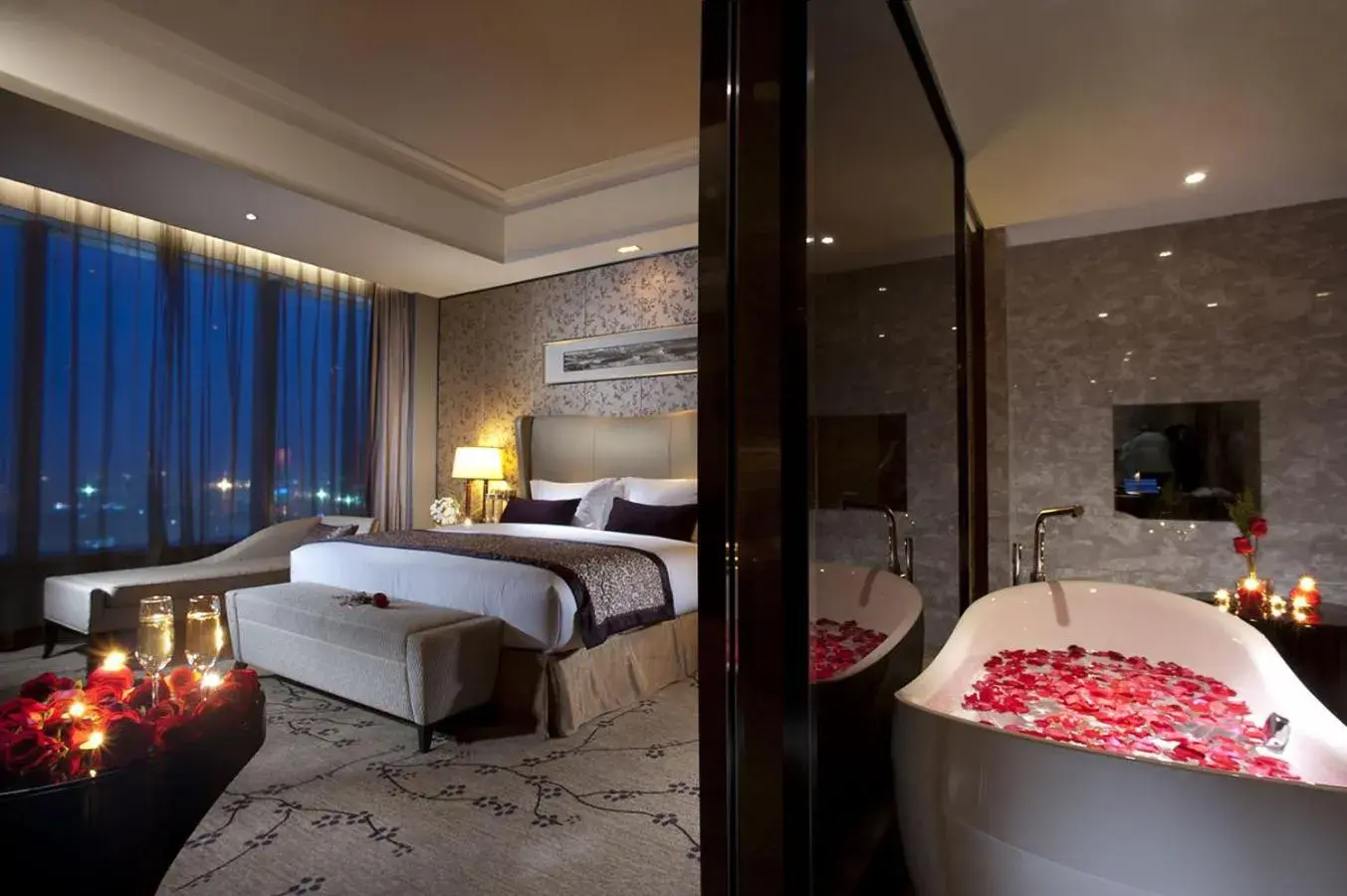 Photo of the whole room, Bed in Crowne Plaza Huizhou by IHG Photo of the whole room, Bed in Crowne Plaza Huizhou by IHG