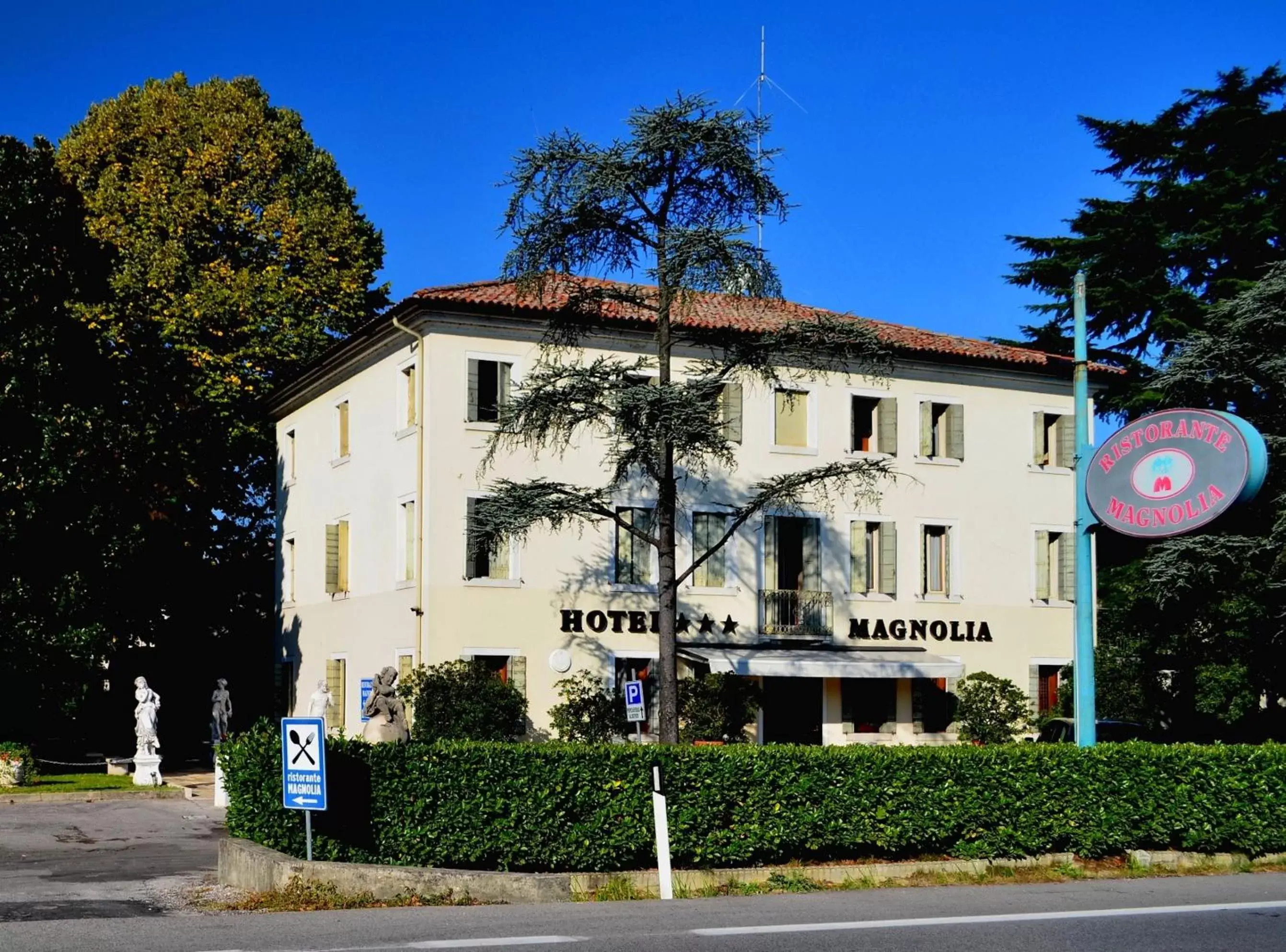 Facade/entrance, Property Building in Hotel Magnolia