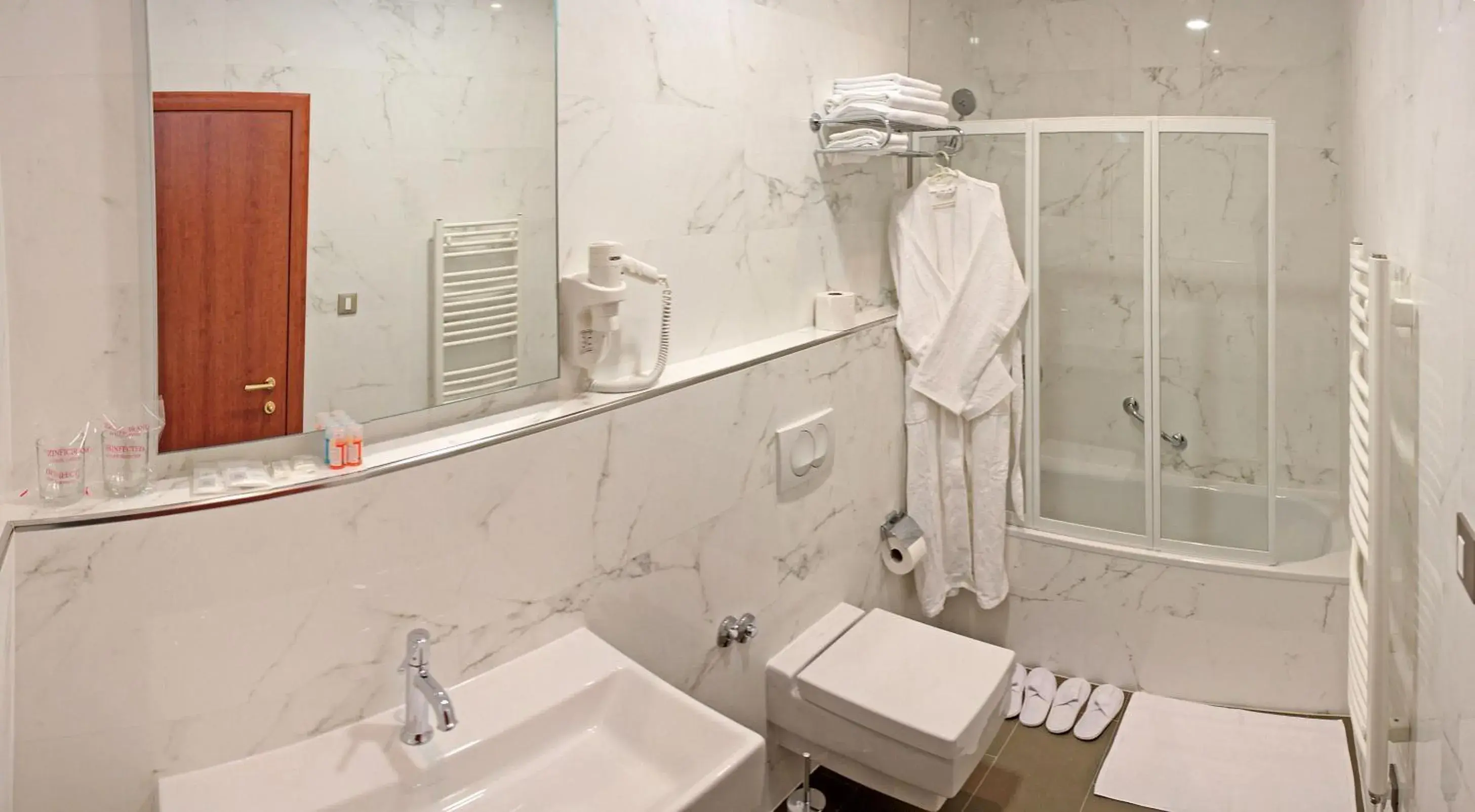 Bathroom in Hotel Monika