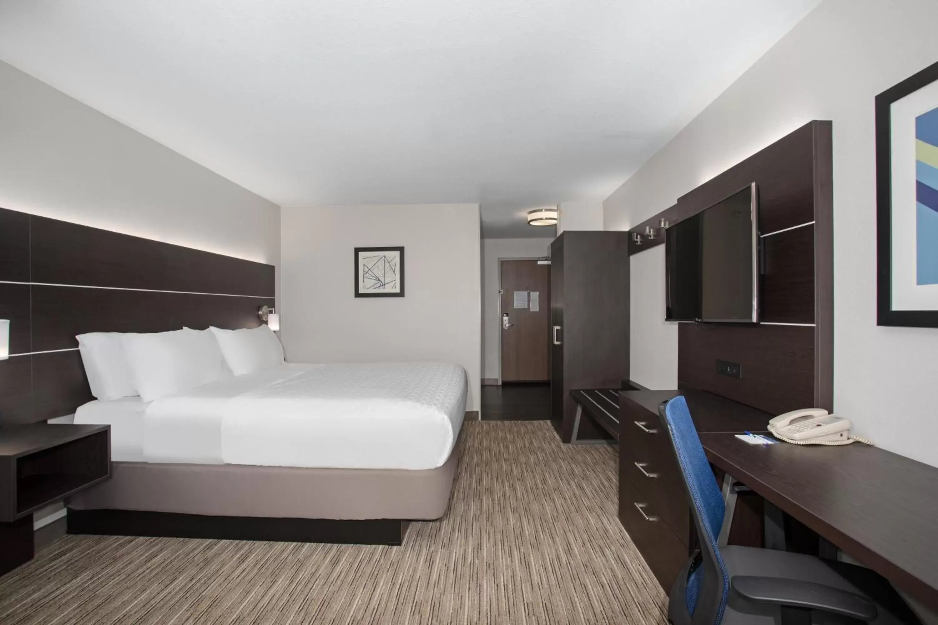 Bedroom, Bed in Holiday Inn Express Hotel & Suites Longmont, an IHG Hotel