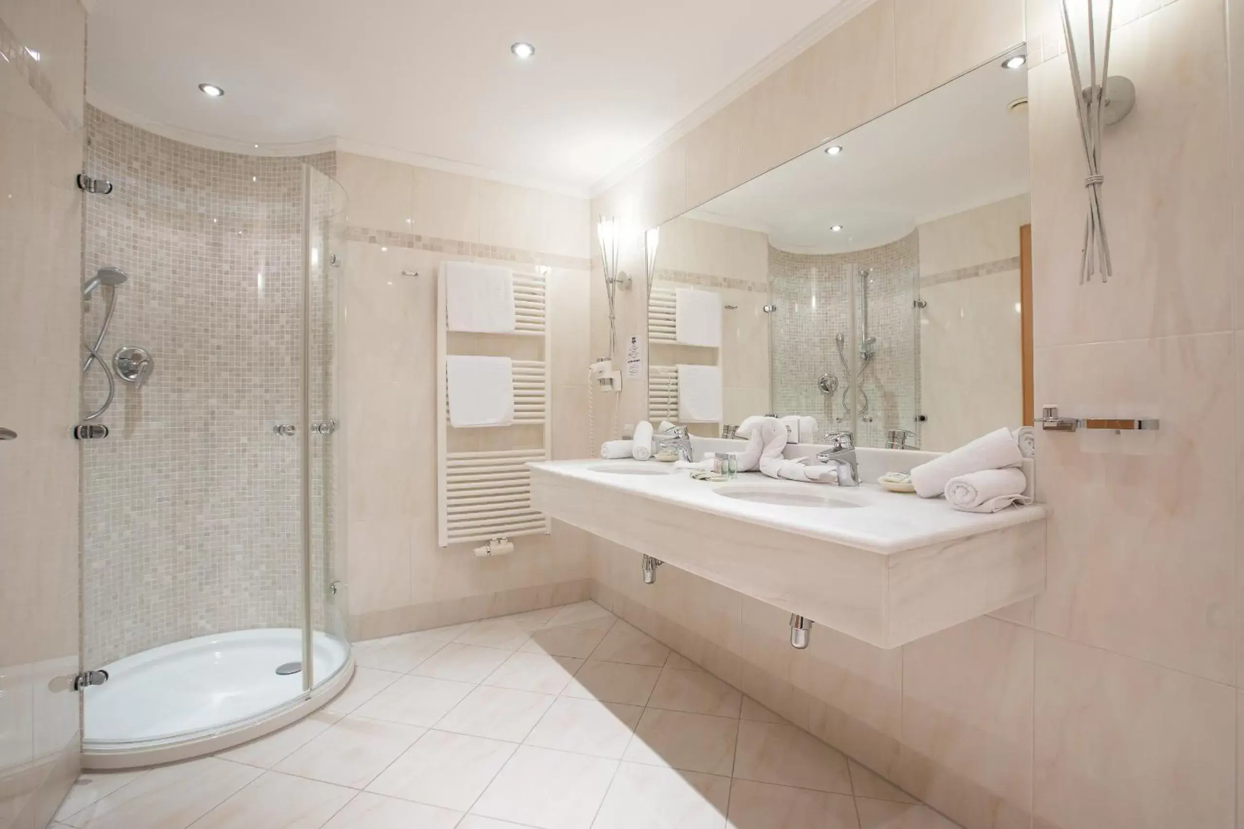 Shower, Bathroom in Alpenhotel Kindl