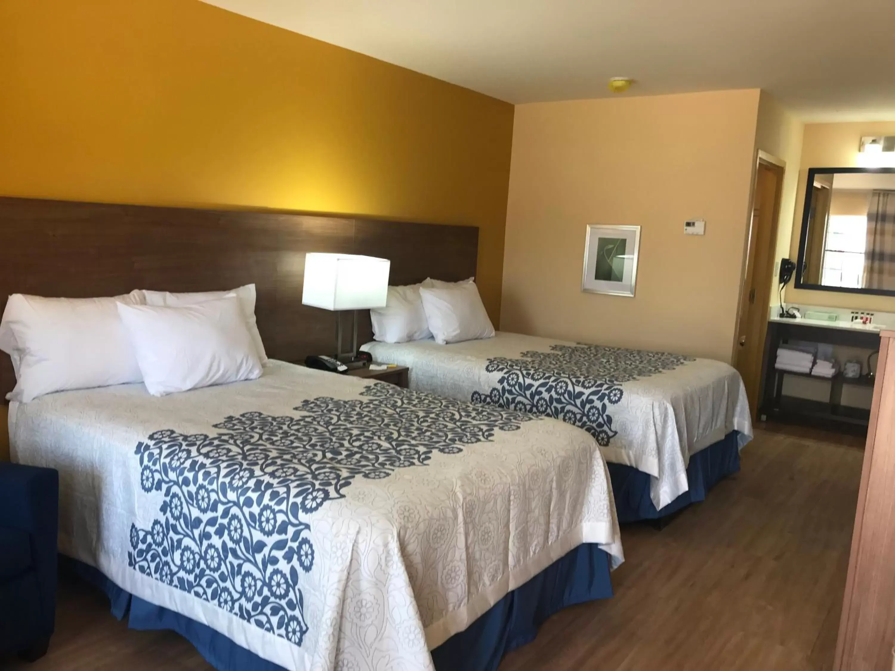 Bed in Days Inn by Wyndham Batesville