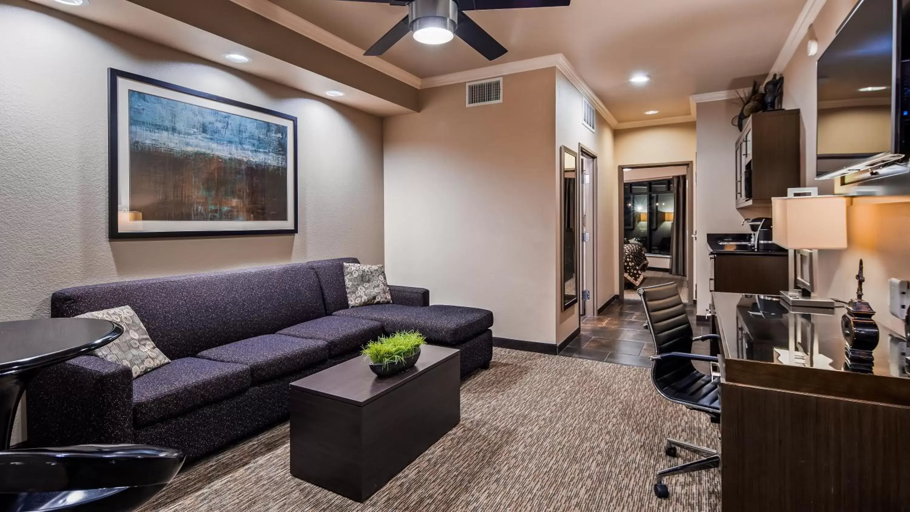 Living room, Seating Area in Best Western Premier Crown Chase Inn & Suites