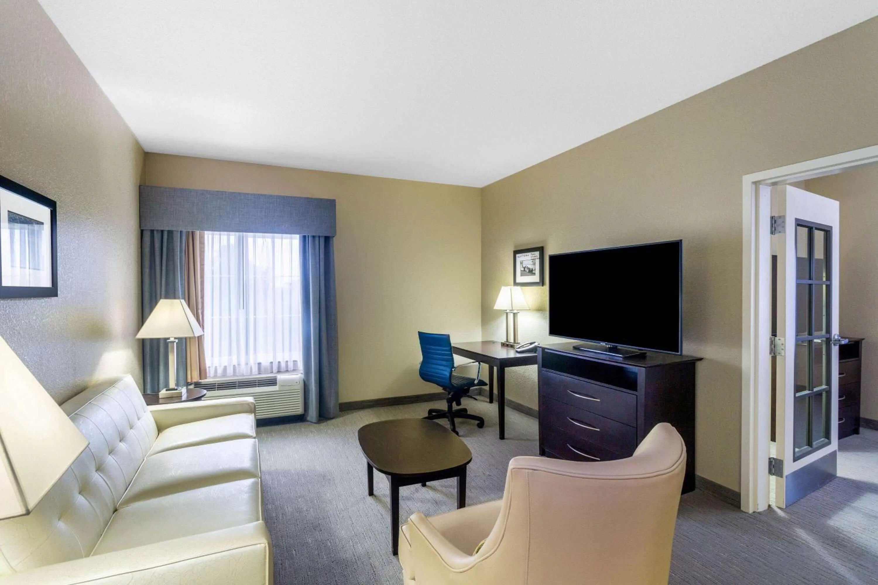 Photo of the whole room in La Quinta by Wyndham Sebring