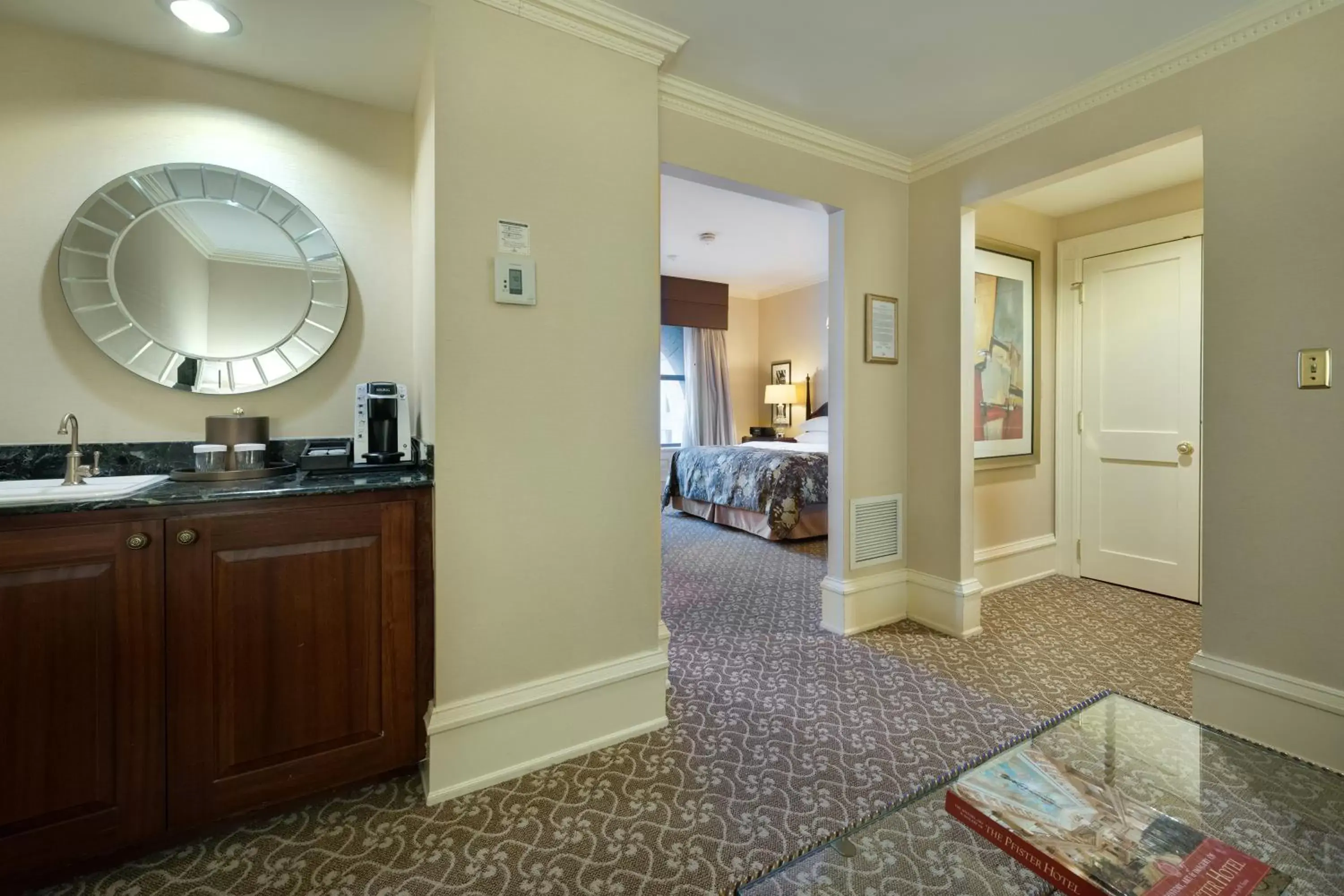 Living room, Kitchen/Kitchenette in The Pfister Hotel