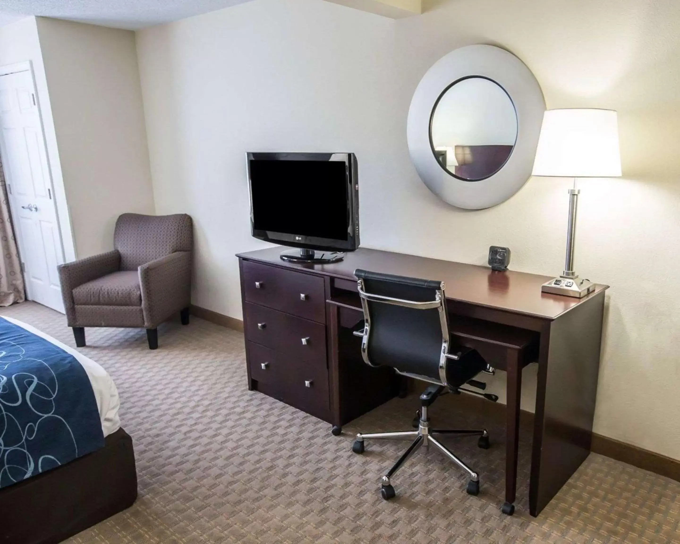 Photo of the whole room, TV/Entertainment Center in Comfort Suites University Area Notre Dame-South Bend