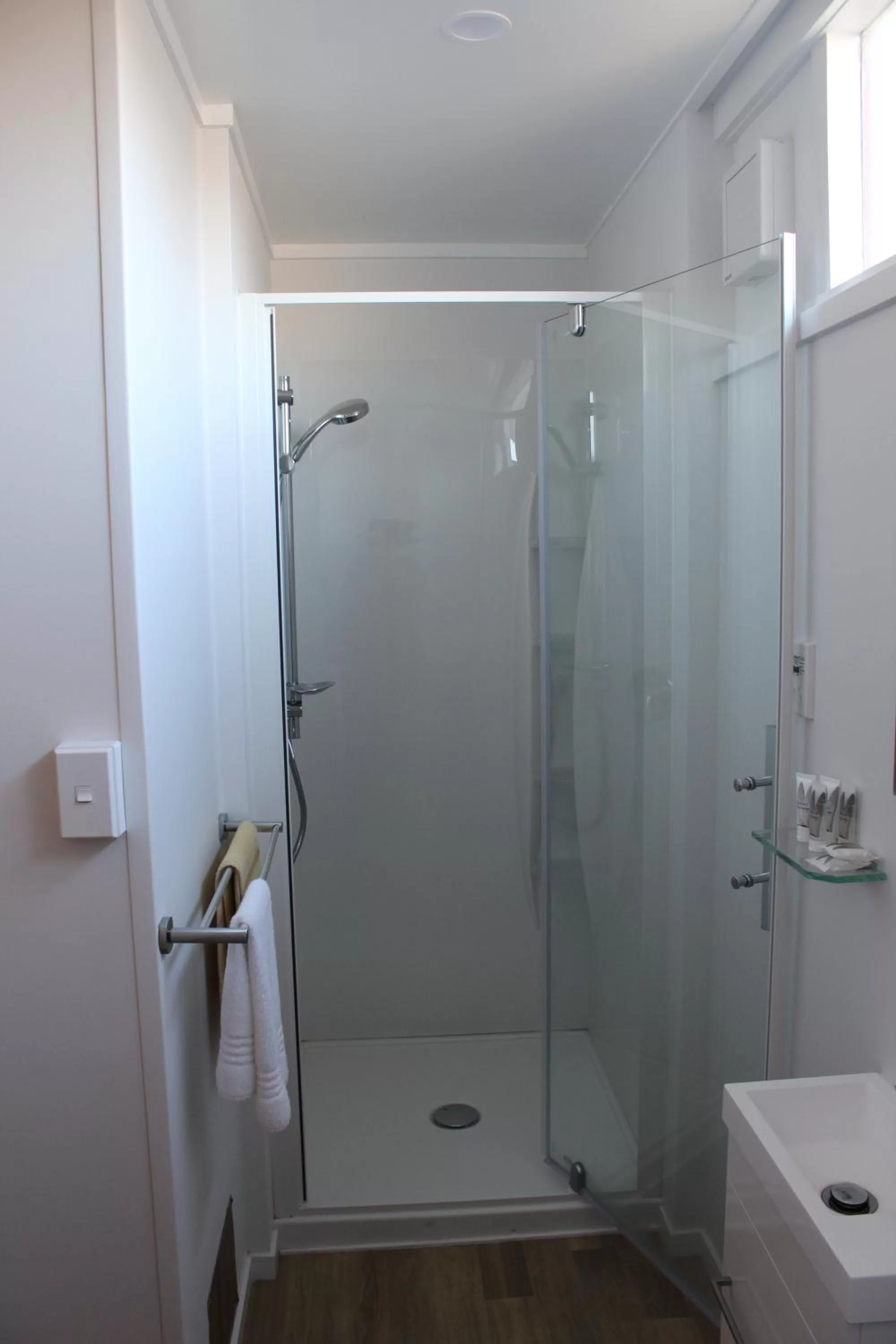 Shower in Elmore Lodge Motel