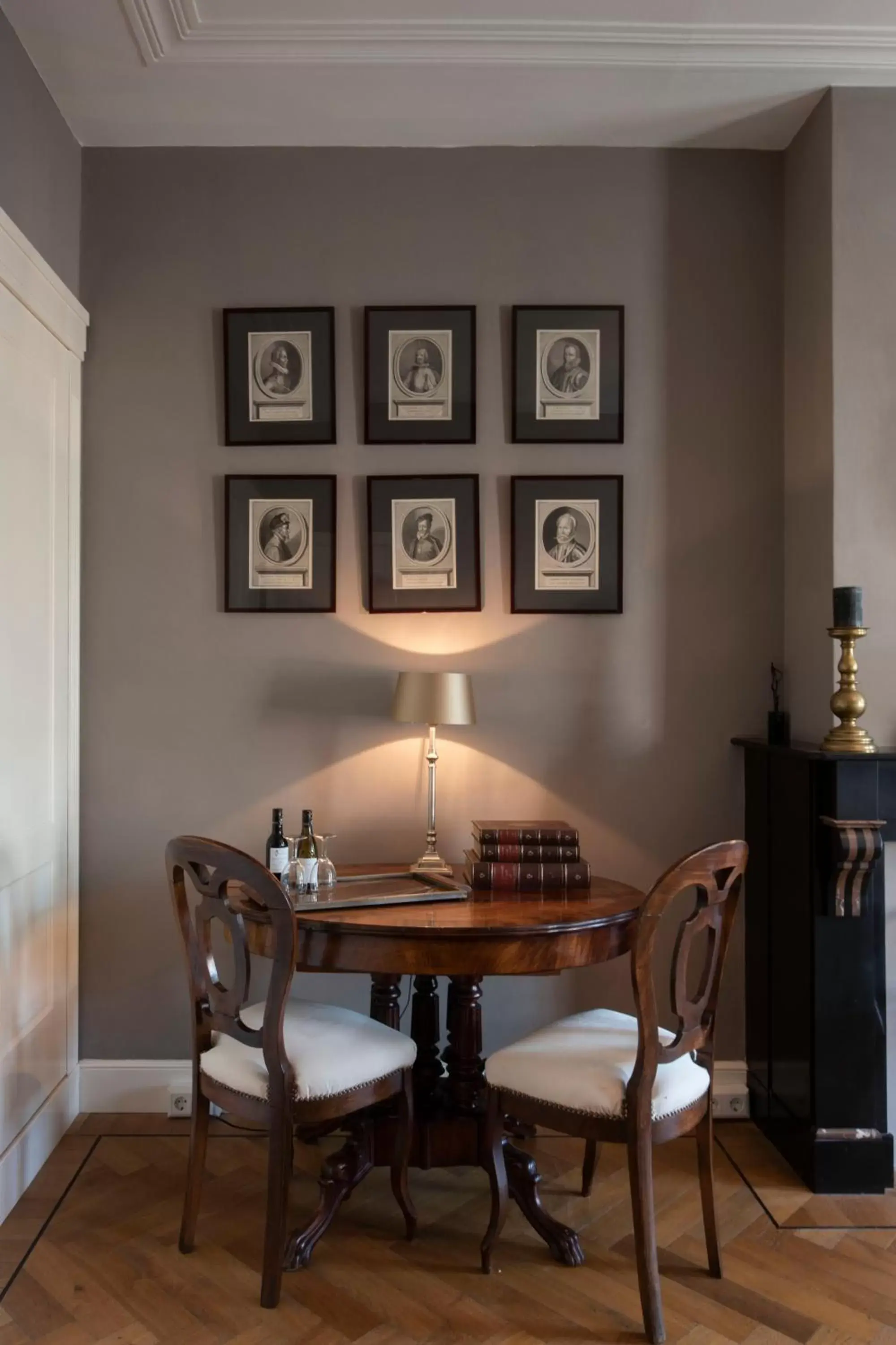 Photo of the whole room, Dining Area in B&B De Schiedamse Suites