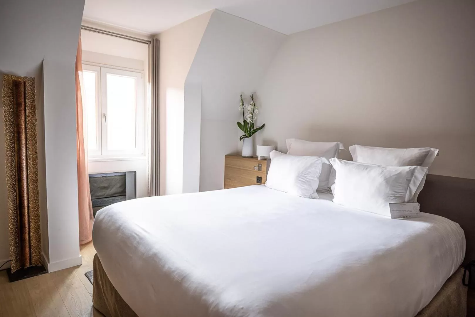 Bedroom, Bed in Relais et Châteaux Le Chambard