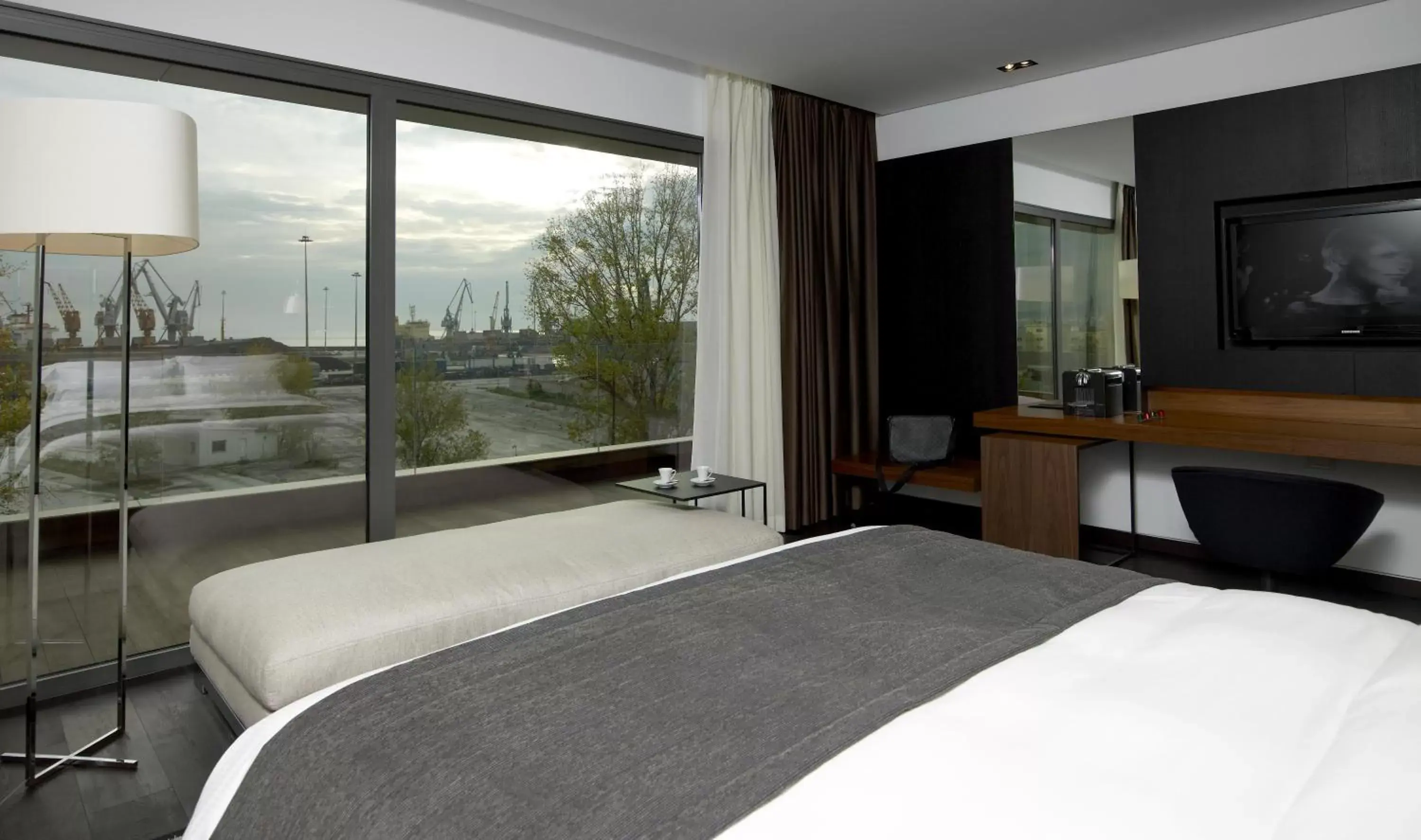 Bed in The Met Hotel Thessaloniki, a Member of Design Hotels