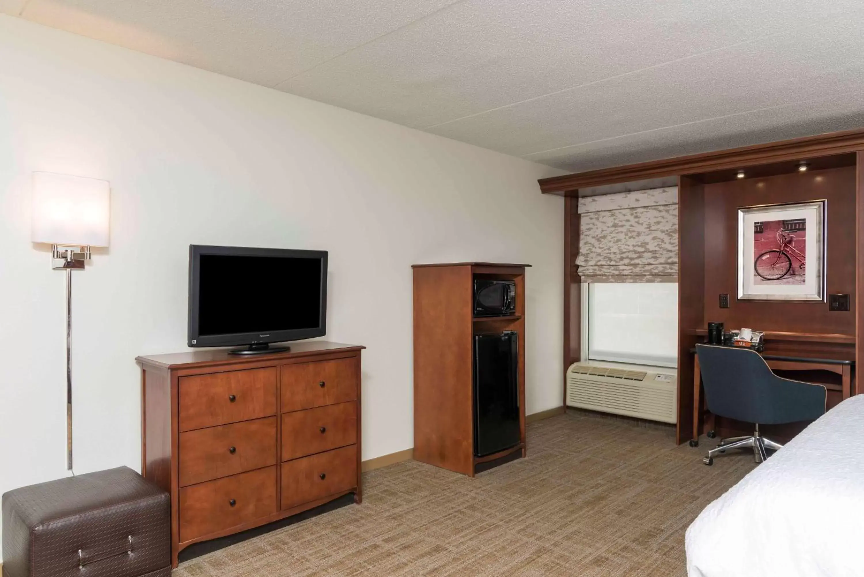 Bedroom, TV/Entertainment Center in Hampton Inn Grand Rapids/North