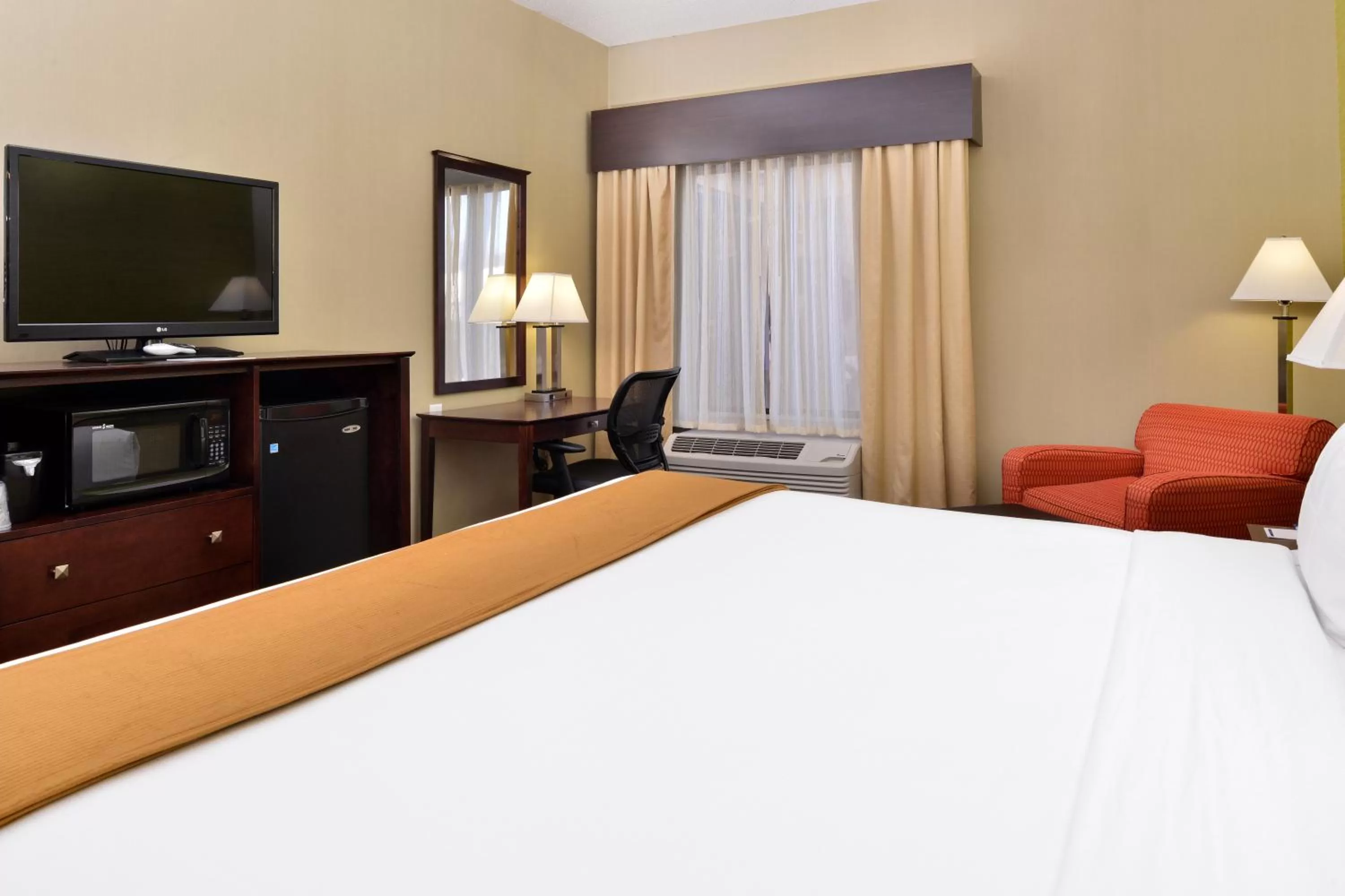 Photo of the whole room, Bed in Holiday Inn Express Hotel & Suites Indianapolis W - Airport Area by IHG