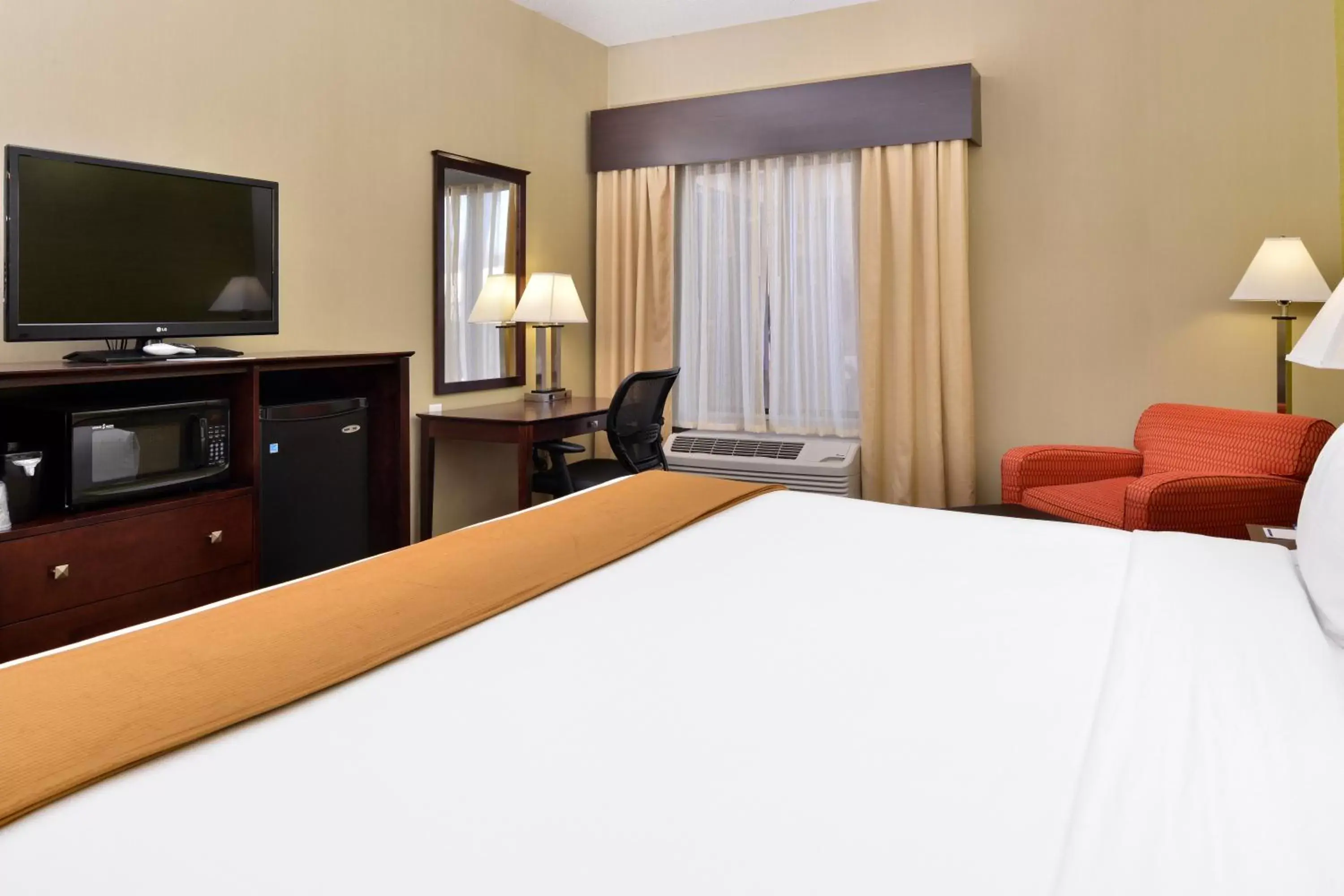 Photo of the whole room, Bed in Holiday Inn Express Hotel & Suites Indianapolis W - Airport Area, an IHG Hotel