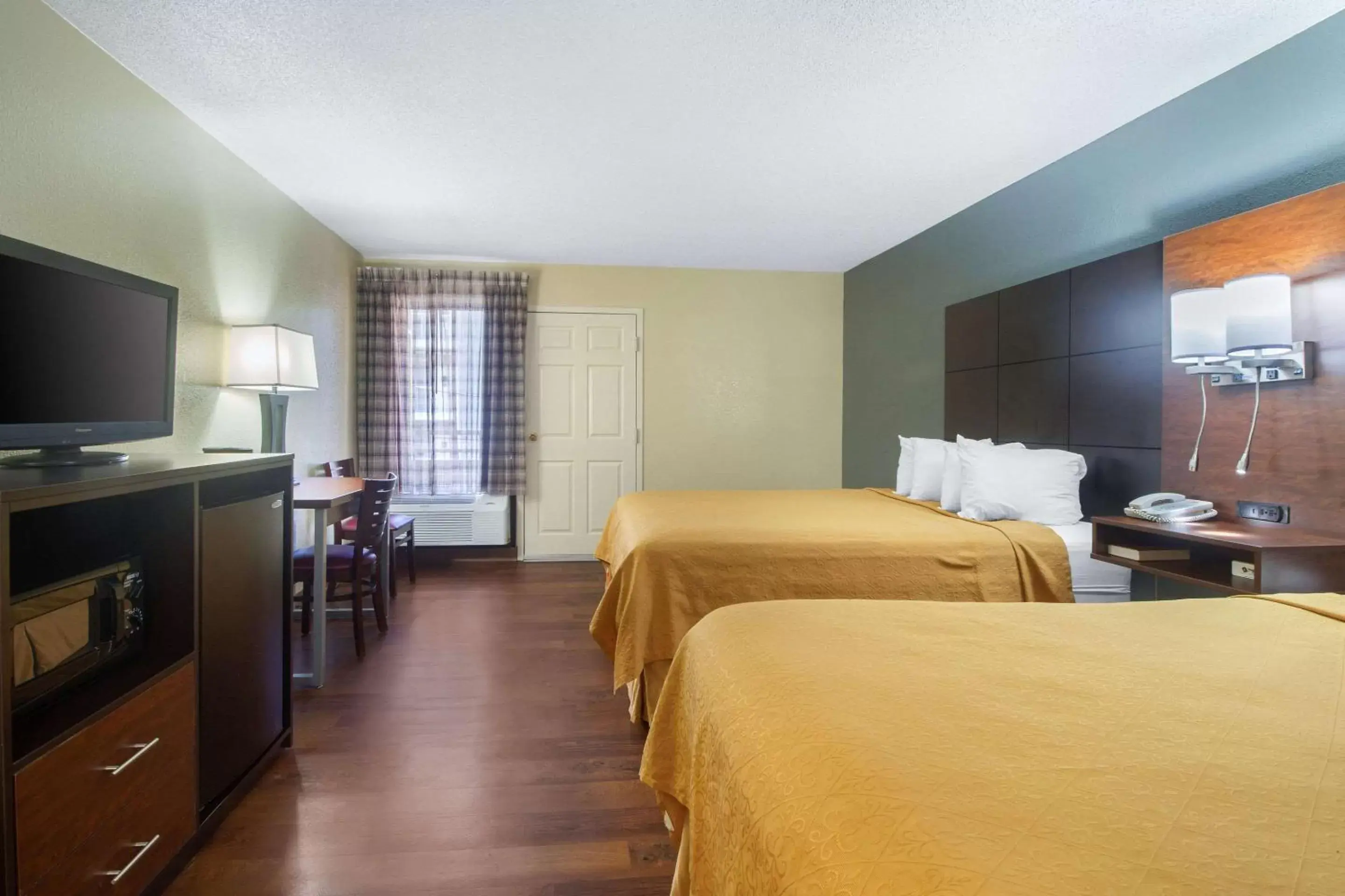 Photo of the whole room, Bed in Econo Lodge Inn & Suites at the Convention Center