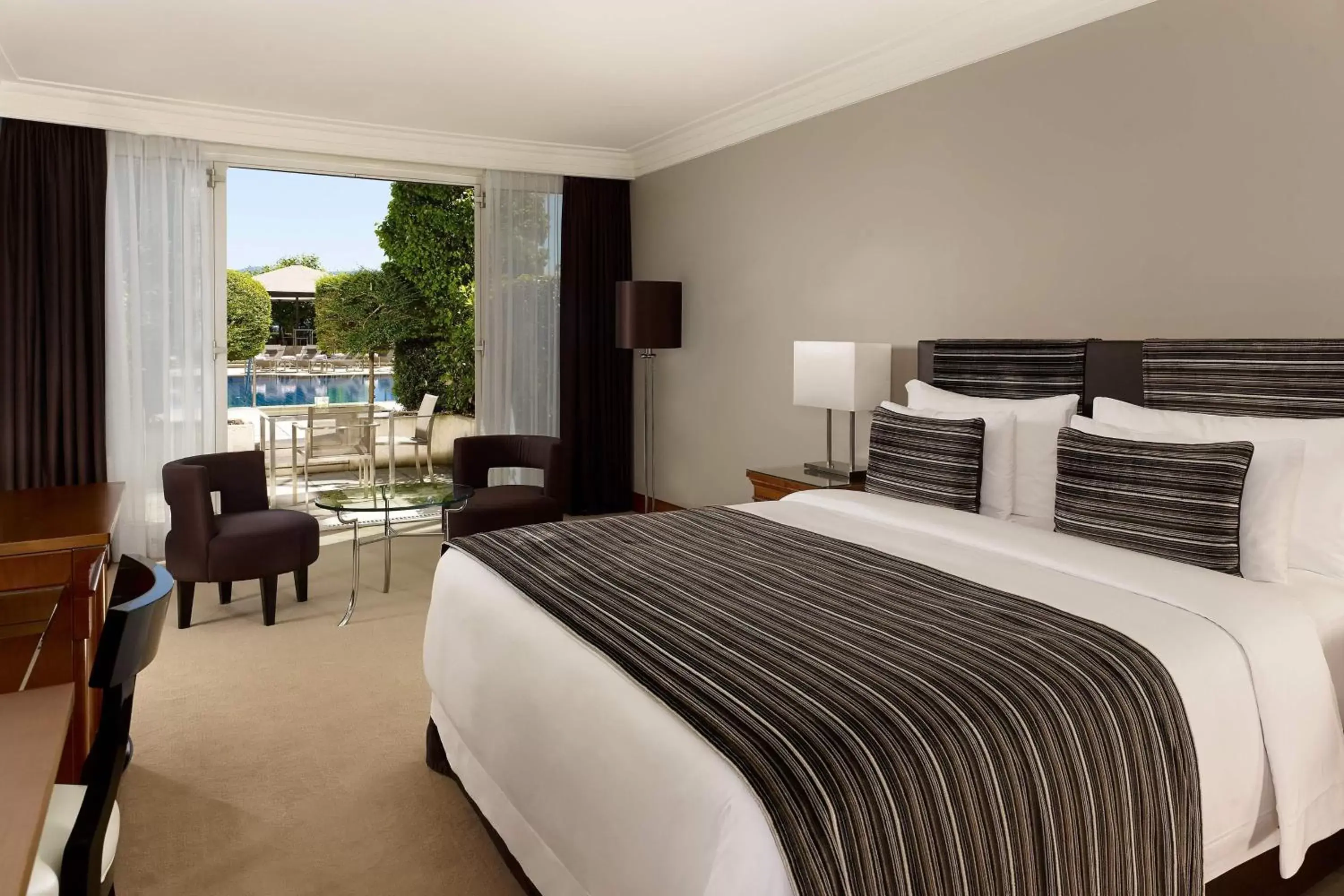 Swimming pool, Bed in Hotel President Wilson, a Luxury Collection Hotel, Geneva