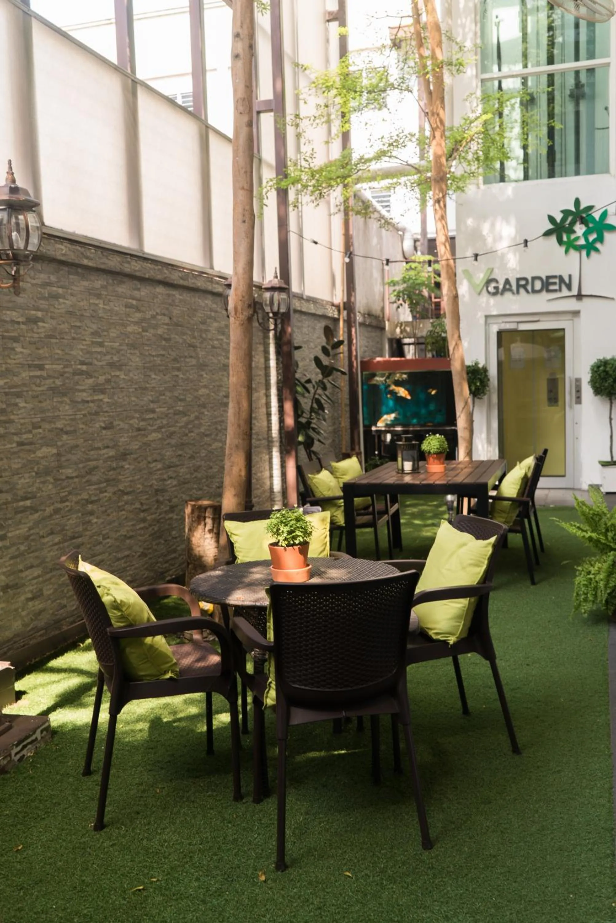 Restaurant/places to eat in V Garden Hotel