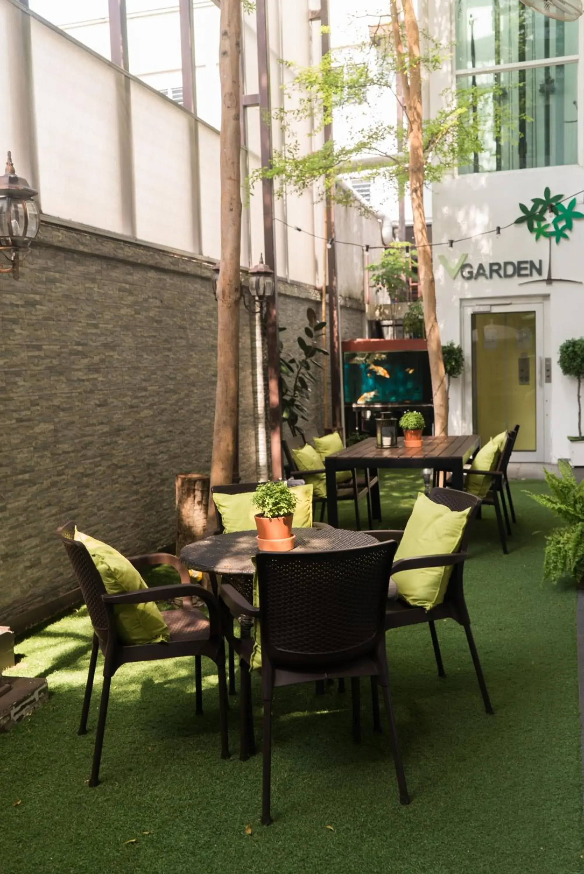 Restaurant/Places to Eat in V Garden Hotel