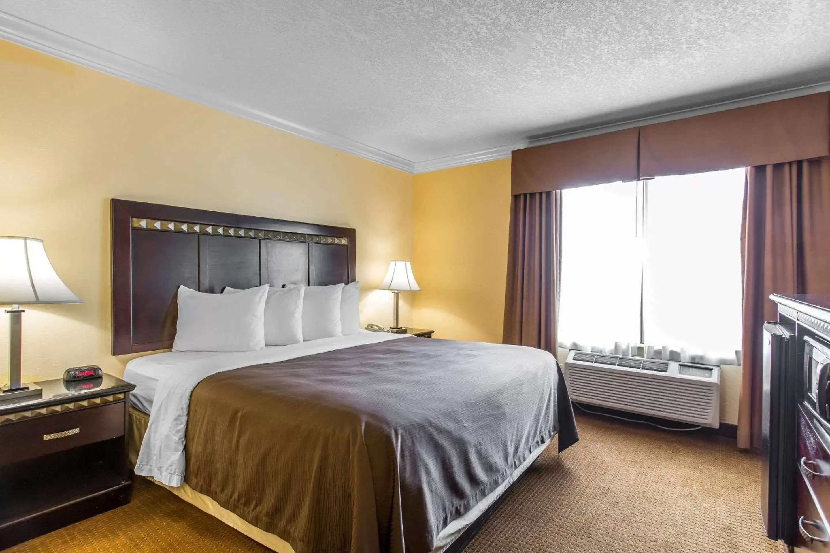 Photo of the whole room, Bed in Quality Inn & Suites Bell Gardens-Los Angeles