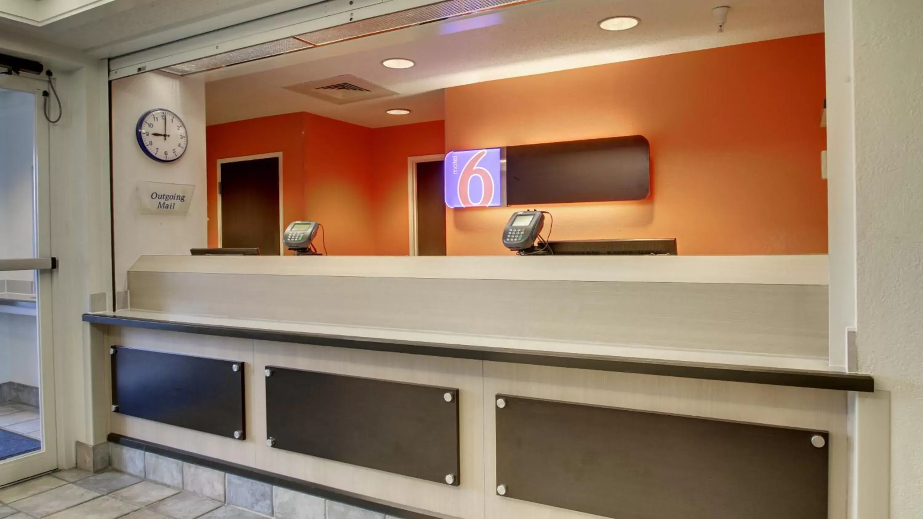 Lobby or reception, TV/Entertainment Center in Motel 6-Springfield, IL