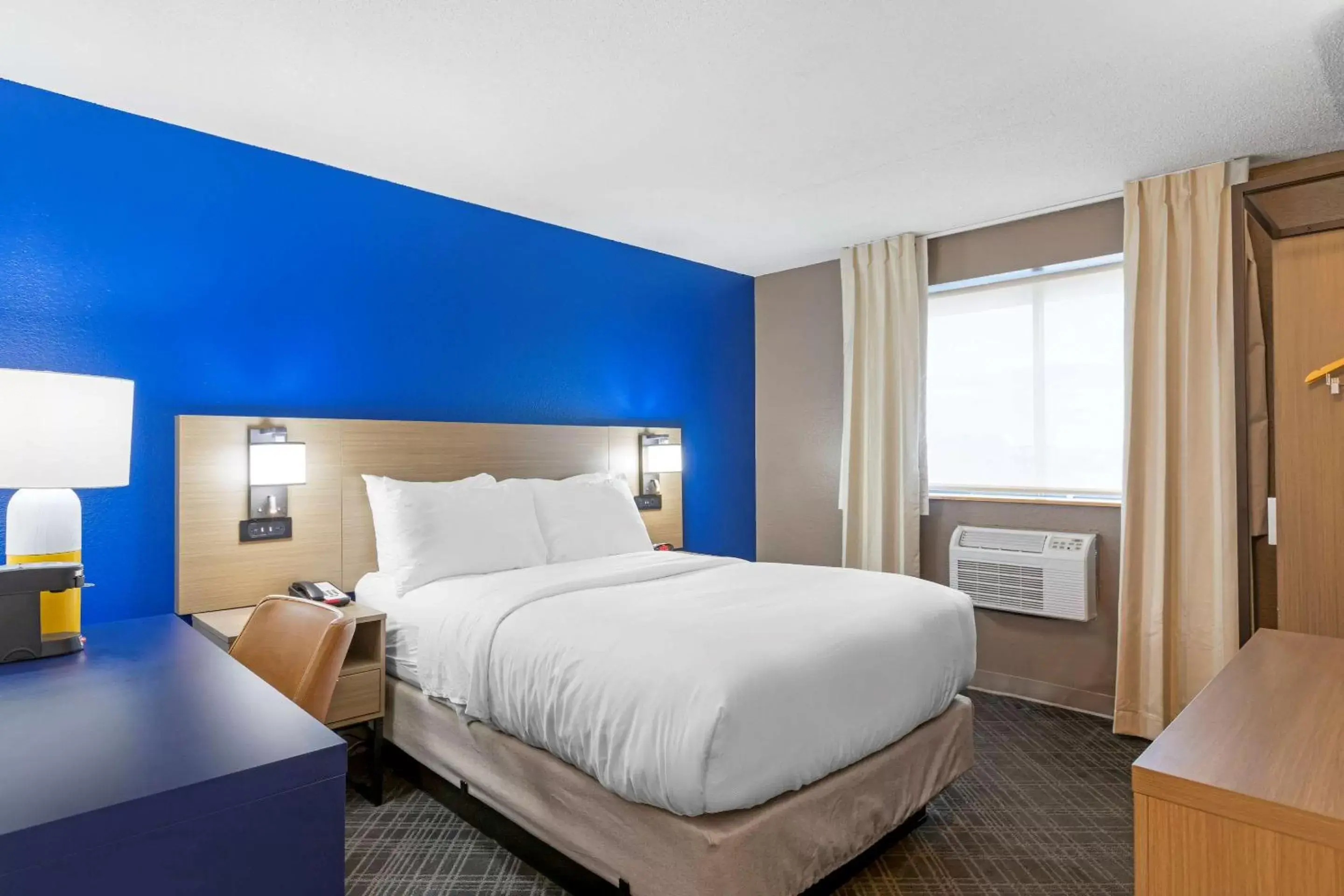 Bedroom, Bed in Comfort Inn Detroit - Troy