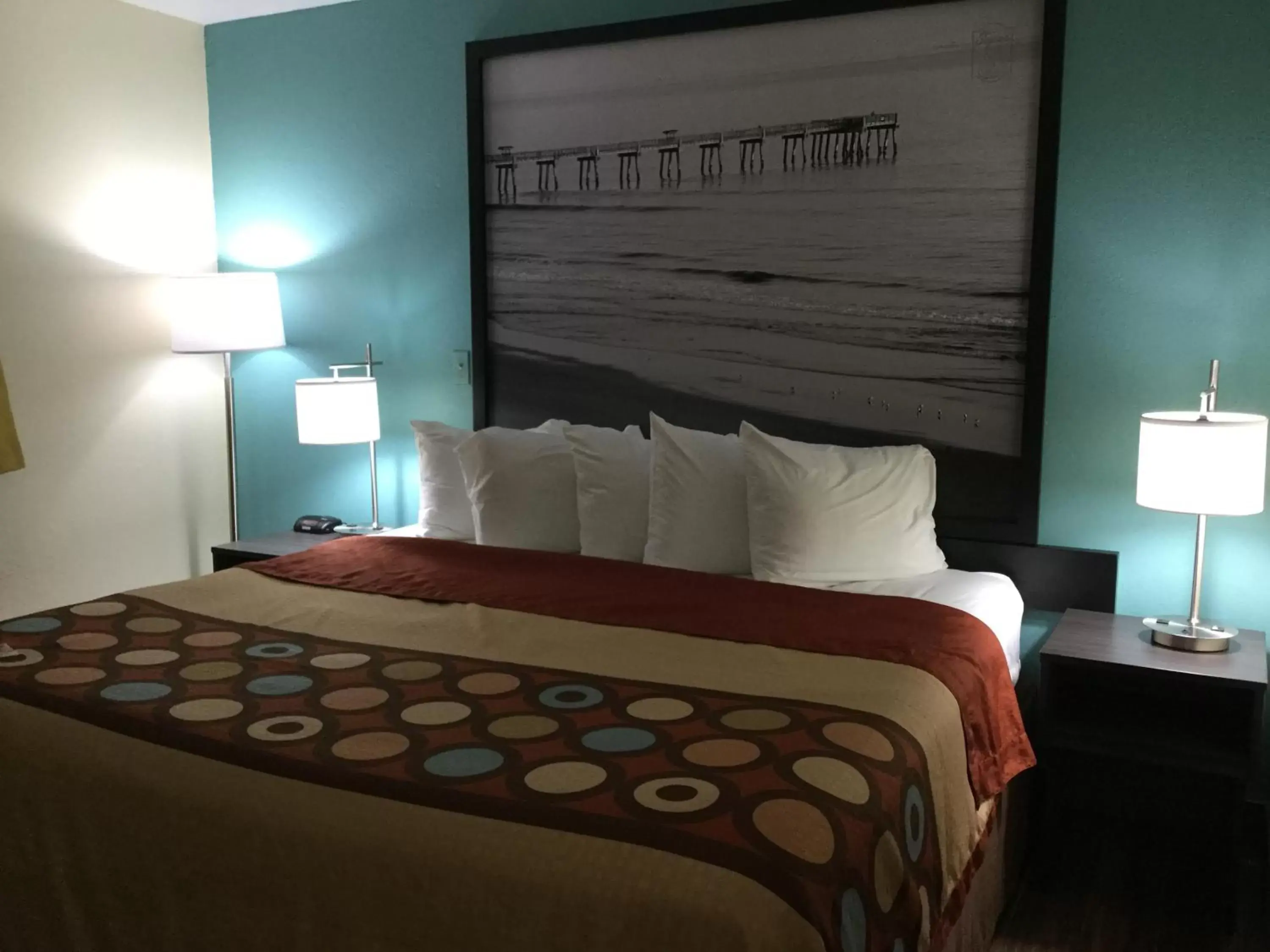 Bedroom, Bed in Super 8 by Wyndham Clearwater/St. Petersburg Airport