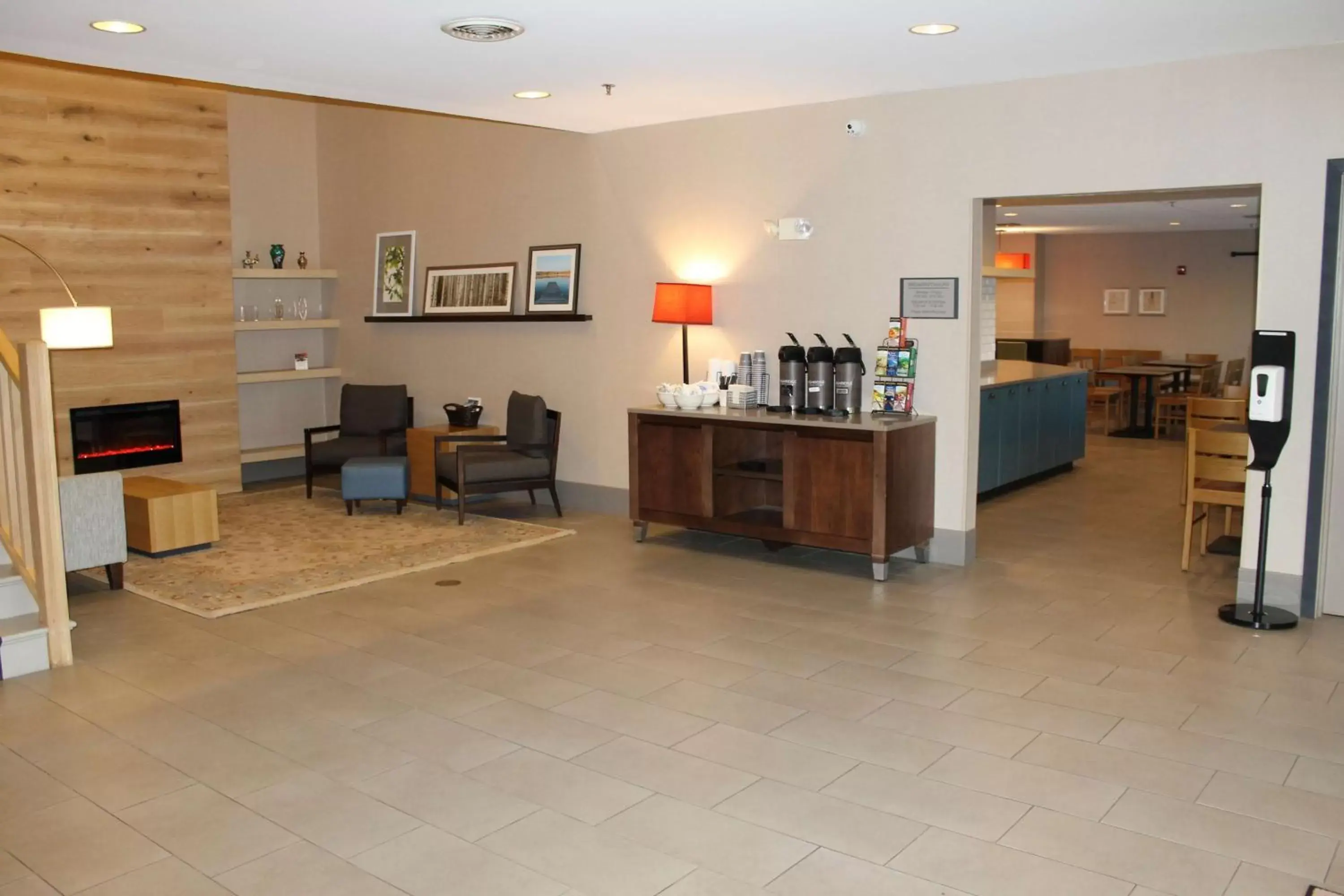 Lobby or reception in Country Inn & Suites by Radisson, Crystal Lake, IL