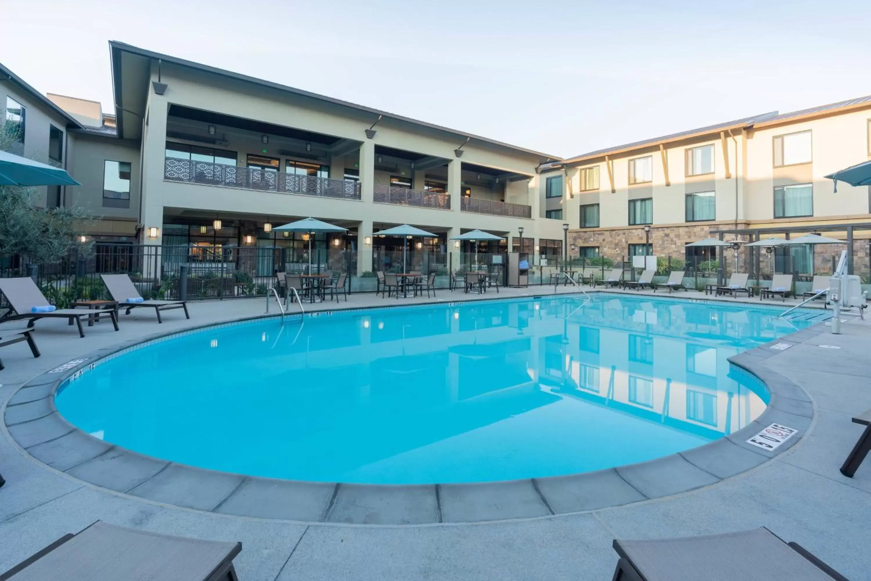 Swimming Pool in Courtyard by Marriott Thousand Oaks Agoura Hills