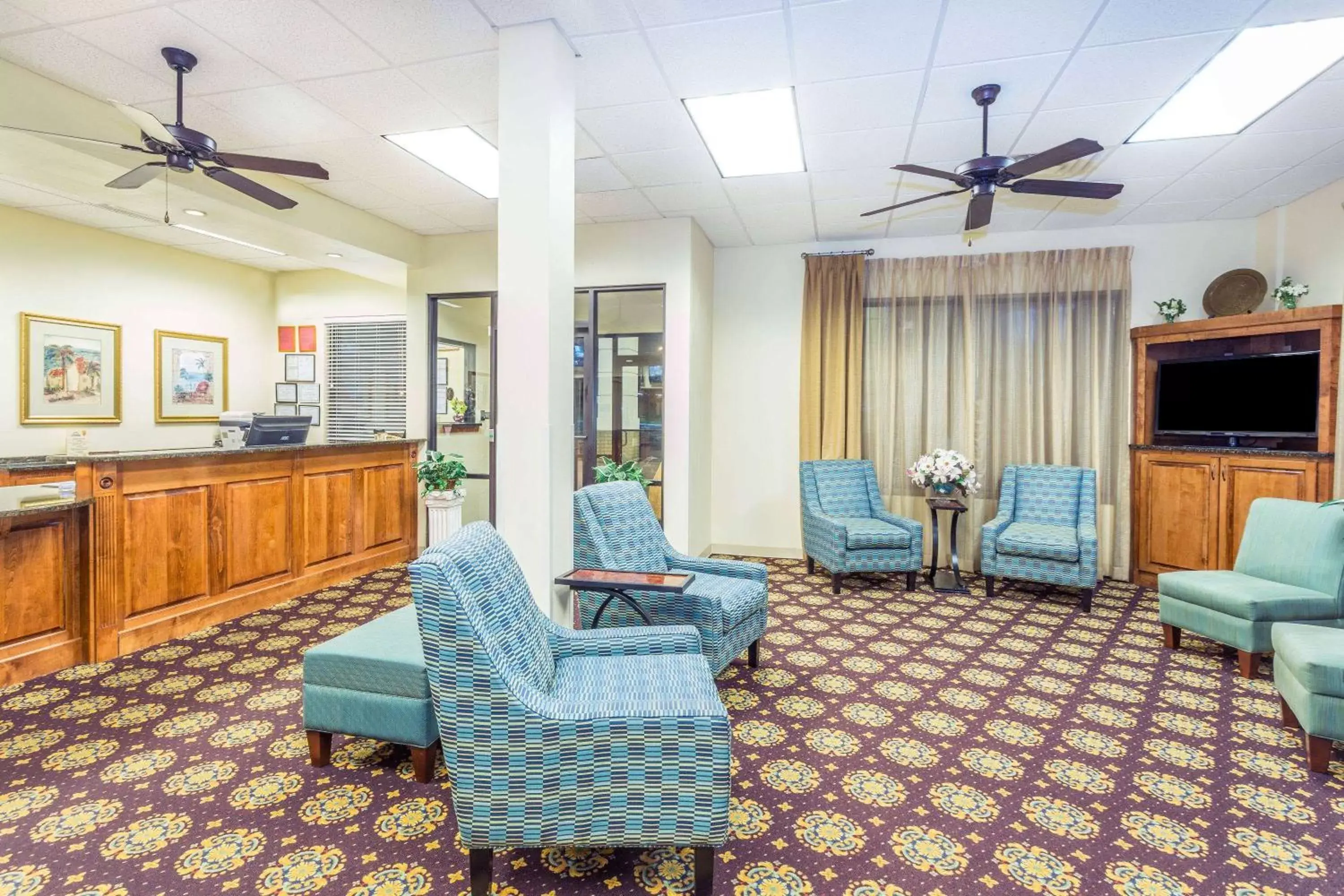 Lobby or reception, Seating Area in Days Inn by Wyndham Valdosta/Near Valdosta Mall