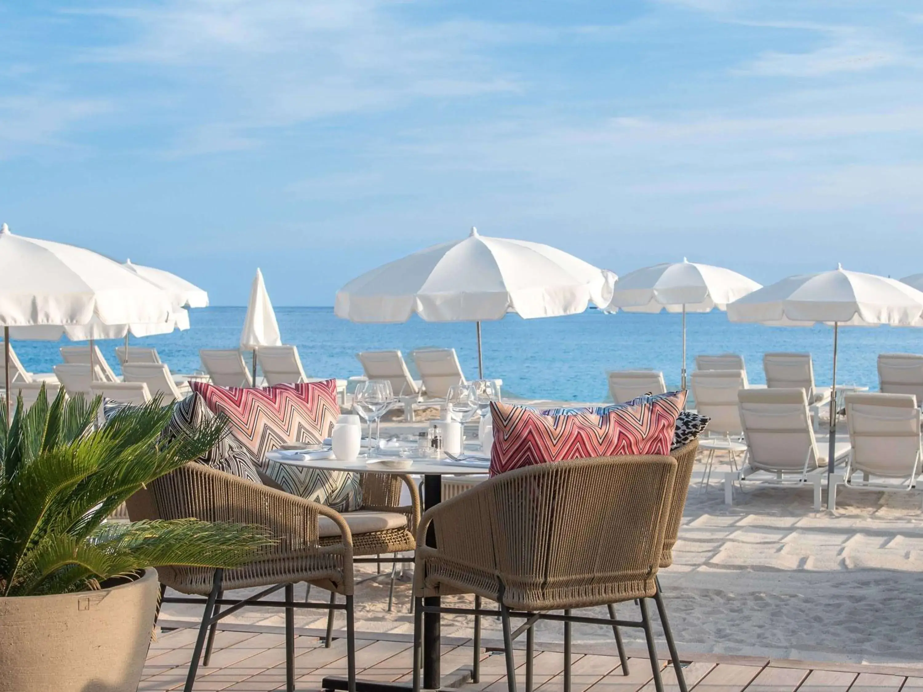 Restaurant/places to eat in Hotel Croisette Beach Cannes Mgallery