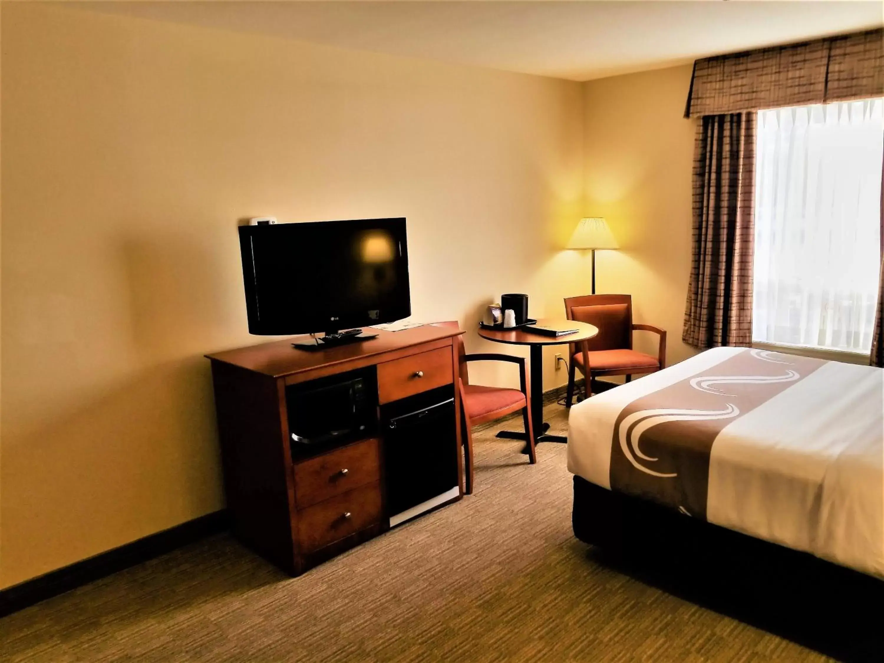 Photo of the whole room, TV/Entertainment Center in Quality Inn Airport Dieppe