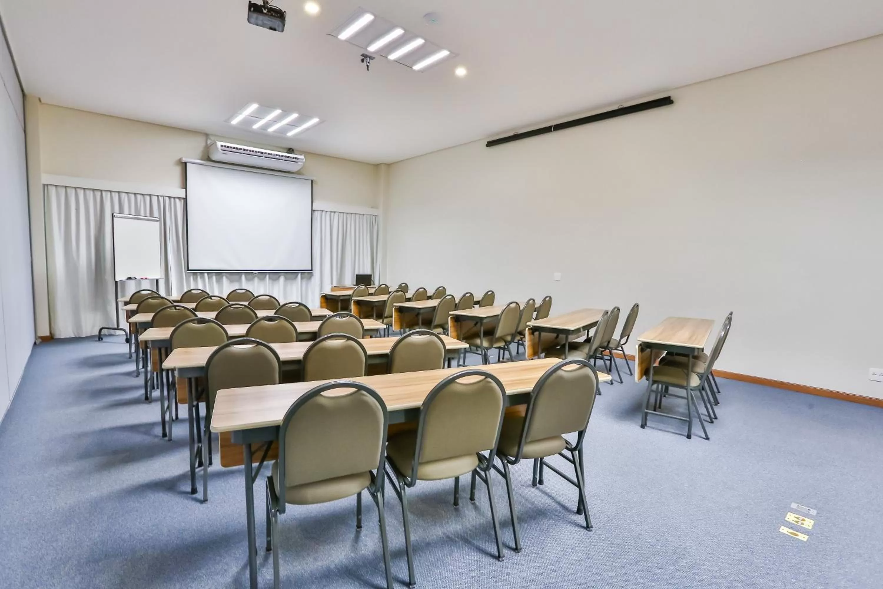 Meeting/conference room in Comfort Mogi Guaçu