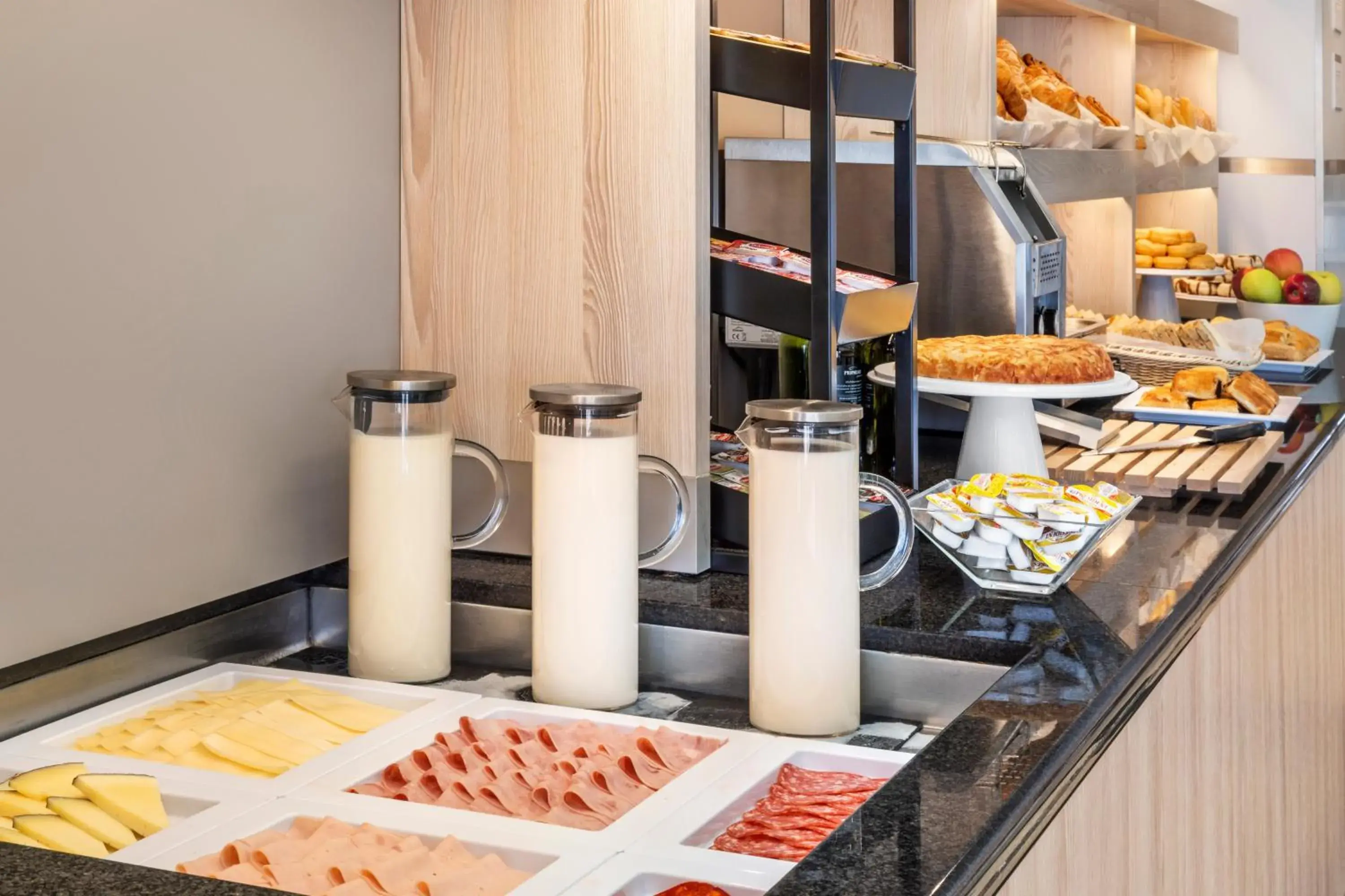 Food and drinks in B&B HOTEL Madrid Aeropuerto T4