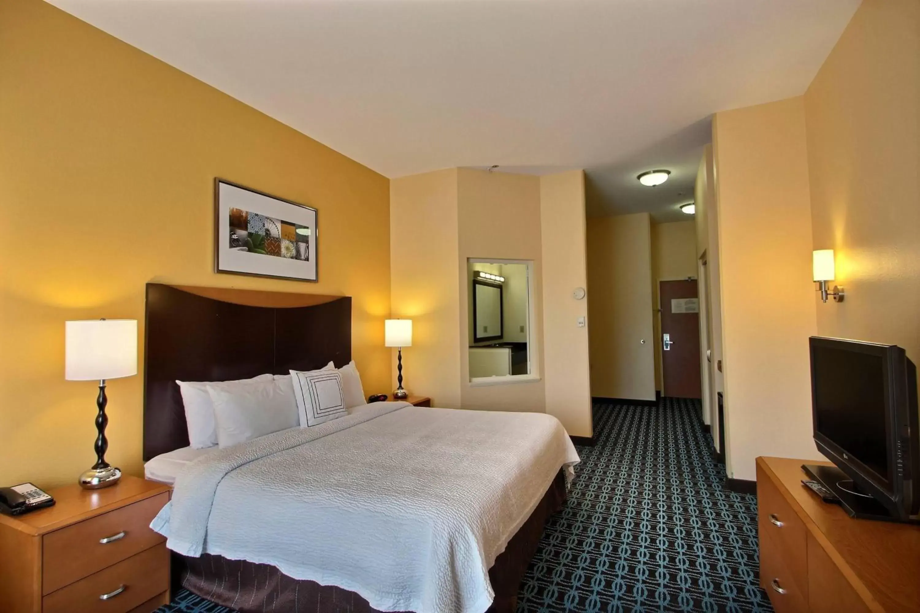 Swimming pool, Bed in Fairfield Inn & Suites by Marriott Milwaukee Airport