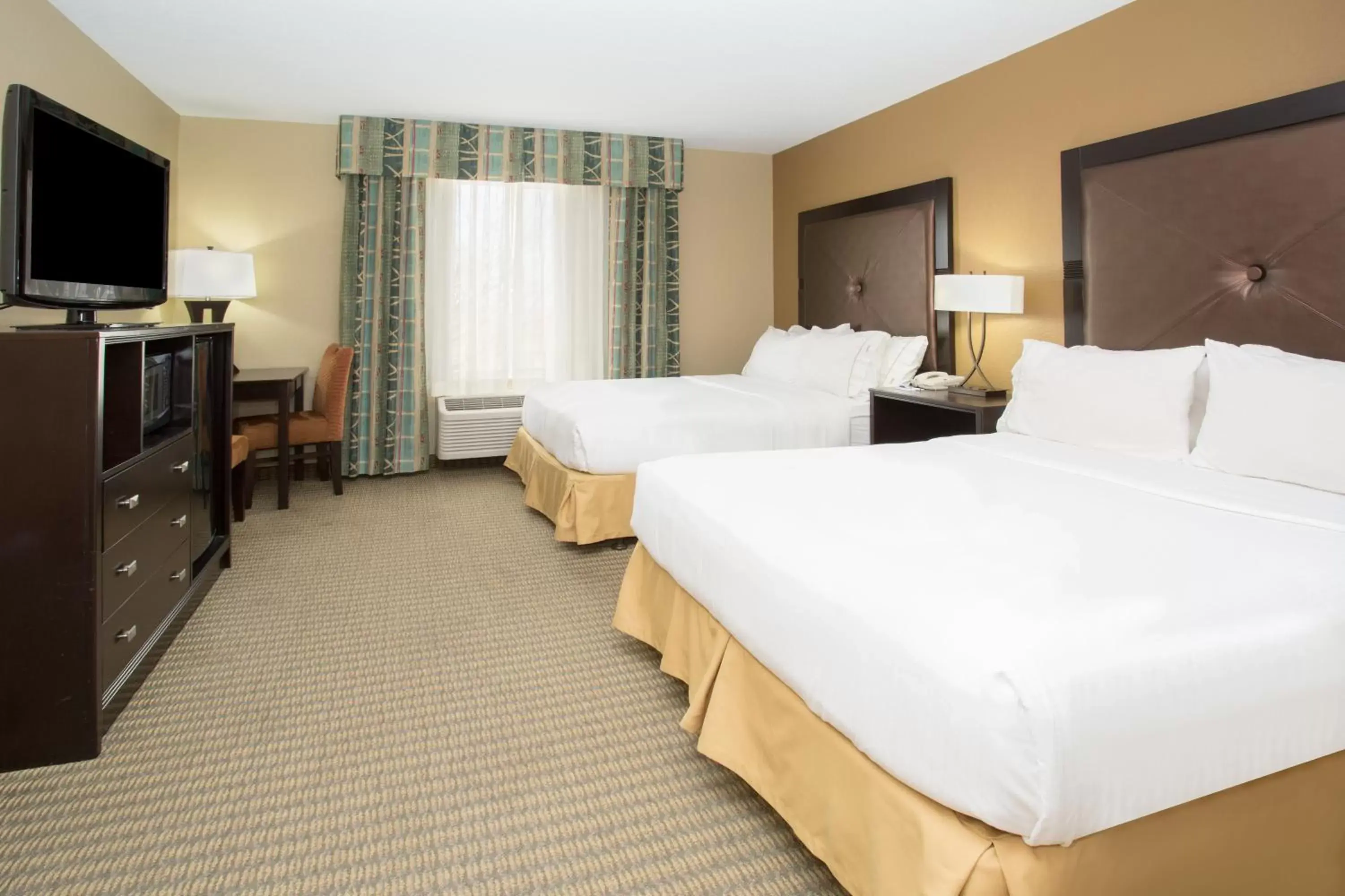 Photo of the whole room, Bed in Holiday Inn Express Hotel & Suites Lexington, an IHG Hotel
