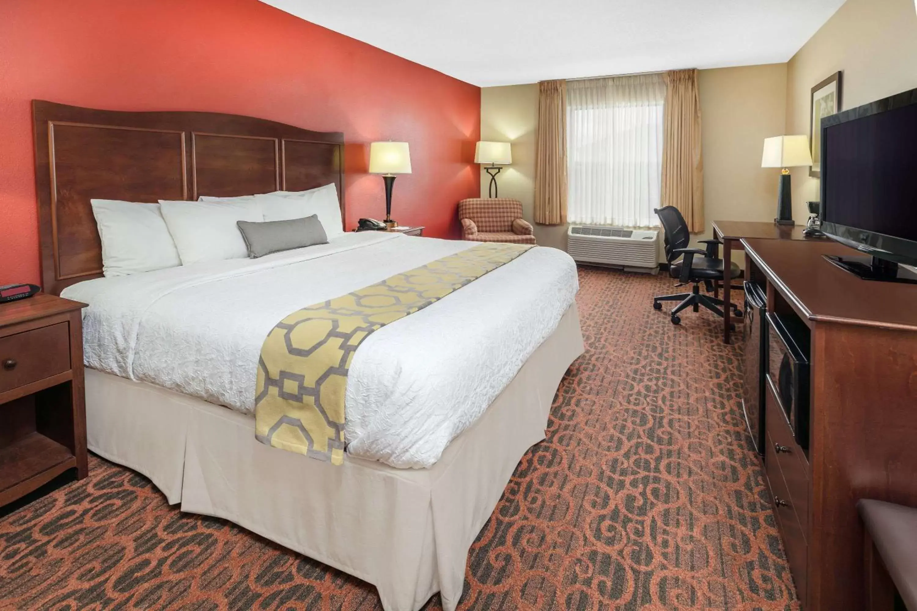 Photo of the whole room, Bed in Baymont by Wyndham Oklahoma City/Quail Springs